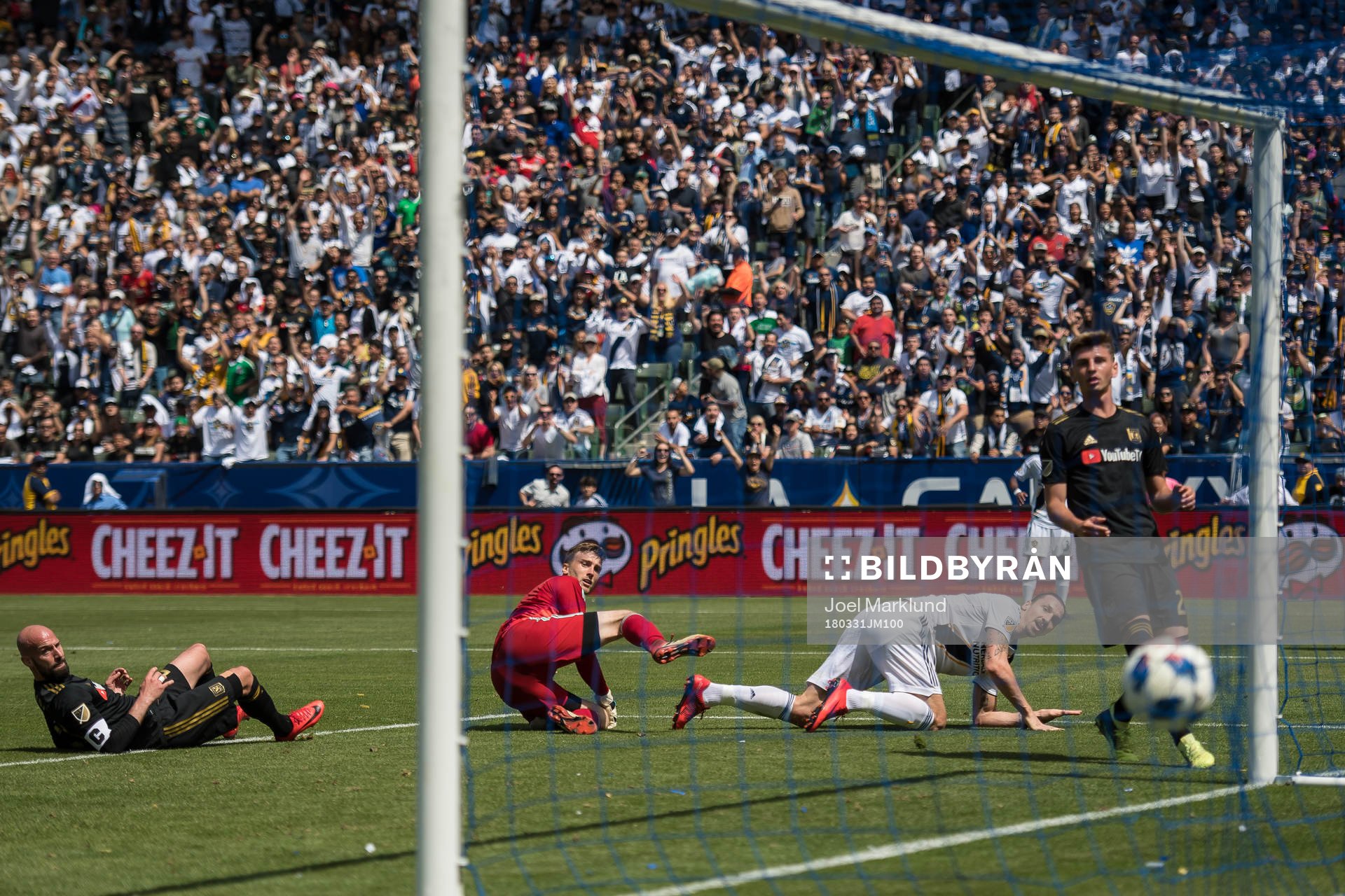 LA Galaxys Zlatan Ibrahimovic gör 4-3 bakom Los Angeles FC:s målvakt Tyler Miller under fotbollsmatchen i MLS mellan LA Galaxy och Los Angeles FC den 31 mars 2018 i Los Angeles.