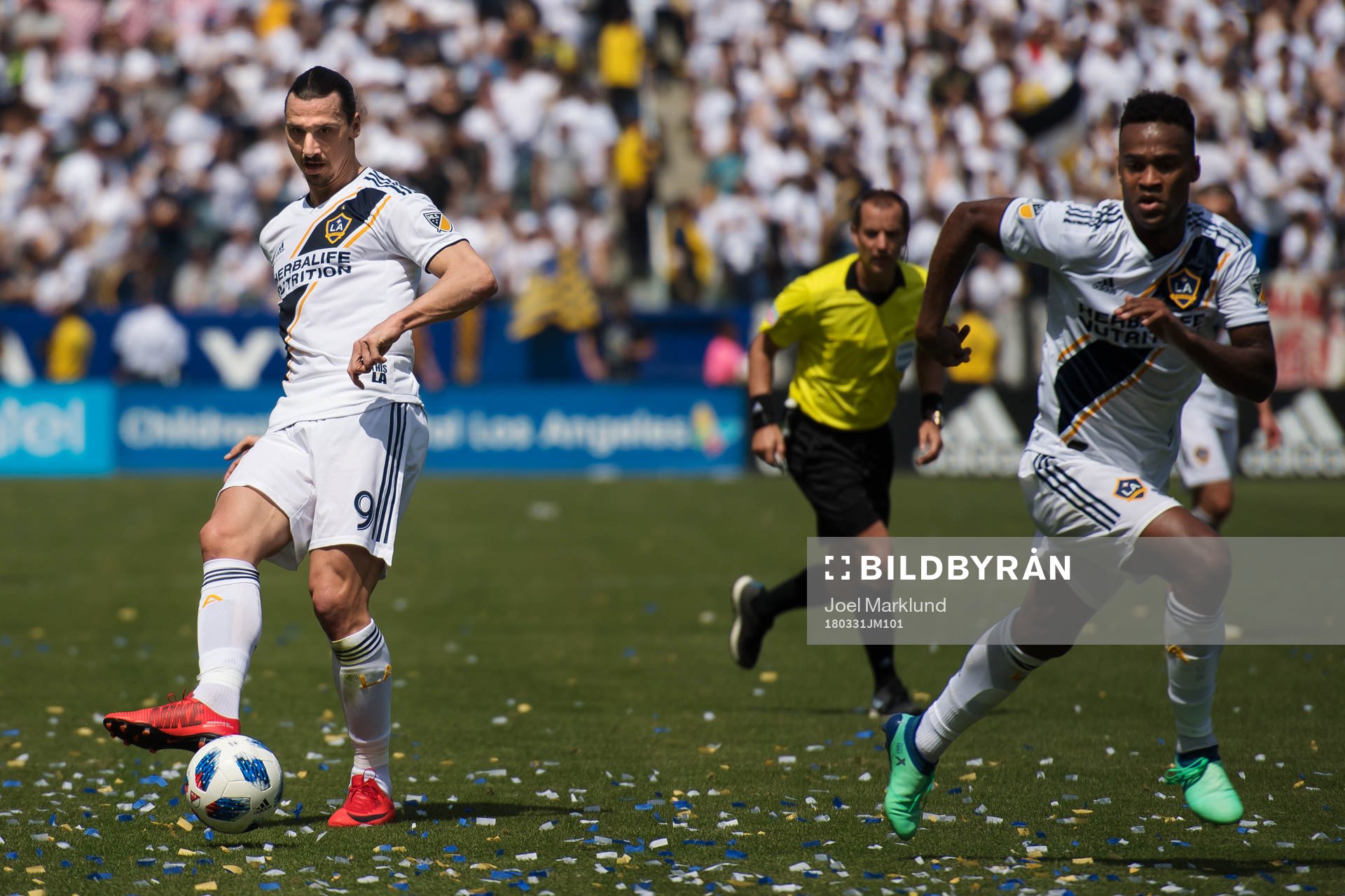 LA Galaxys Zlatan Ibrahimovic passar bollen till Ola Kamara under fotbollsmatchen i MLS mellan LA Galaxy och Los Angeles FC den 31 mars 2018 i Los Angeles.