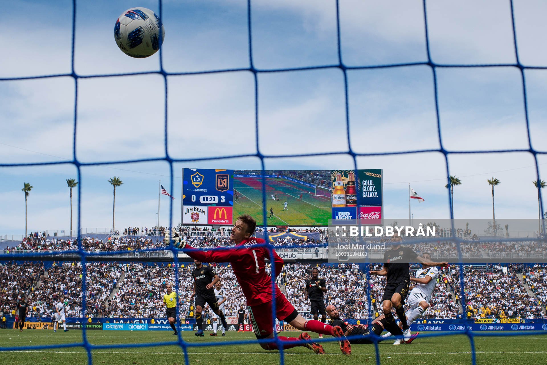 Los Angeles FC:s målvakt Tyler Miller släpper in 1-3 från LA Galaxys Sebastian Lletget under fotbollsmatchen i MLS mellan LA Galaxy och Los Angeles FC den 31 mars 2018 i Los Angeles.