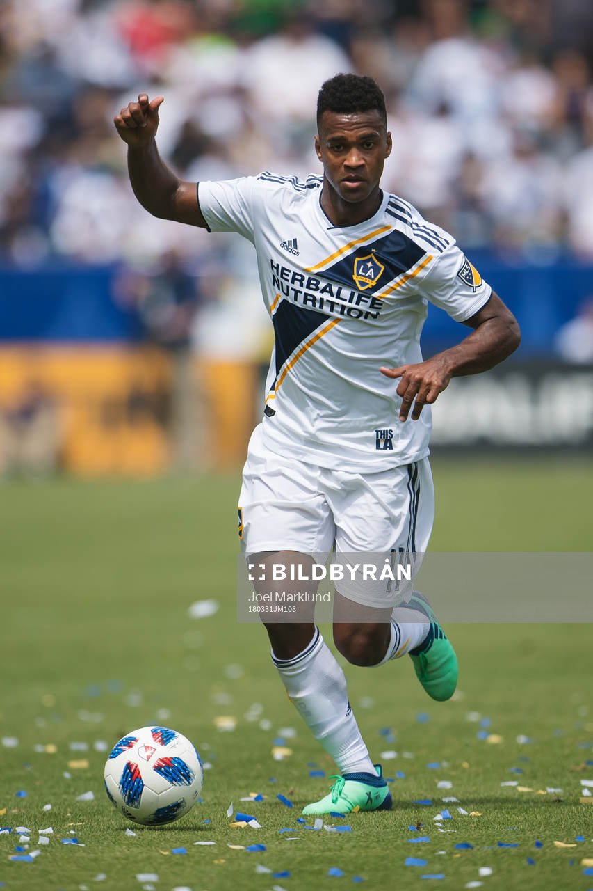 LA Galaxys Ola Kamara under fotbollsmatchen i MLS mellan LA Galaxy och Los Angeles FC den 31 mars 2018 i Los Angeles.