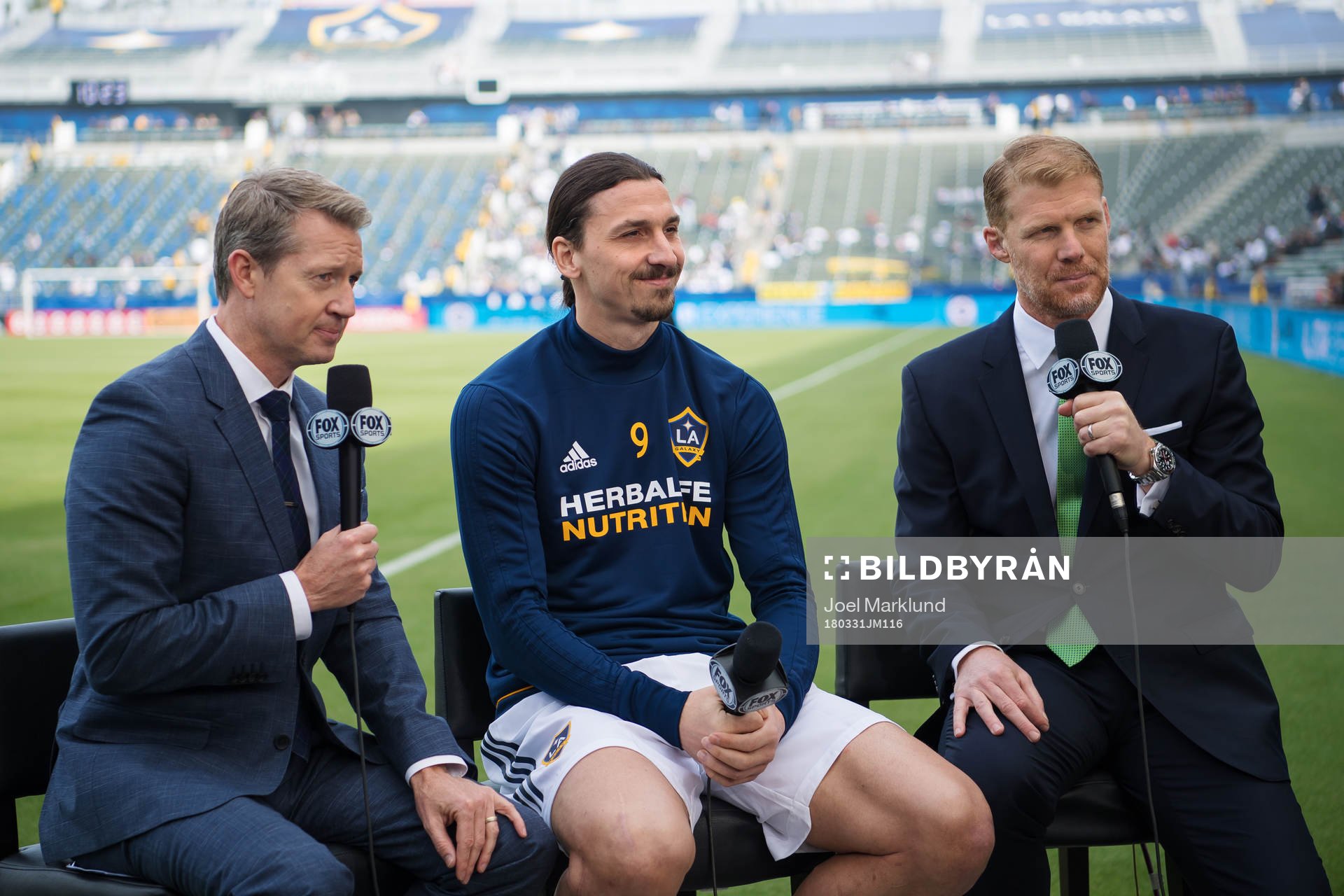 LA Galaxys Zlatan Ibrahimovic (mitten) tillsammans med FOX Sports Rob Stone och Alexi Lalas i en tv-sändning inför fotbollsmatchen i MLS mellan LA Galaxy och Los Angeles FC den 31 mars 2018 i Los Angeles.