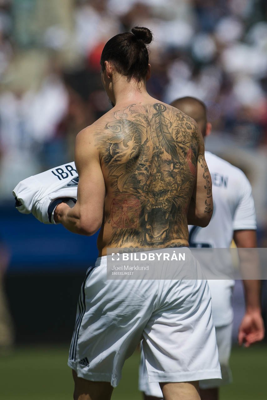 Tatueringar på ryggen av LA Galaxys Zlatan Ibrahimovic under fotbollsmatchen i MLS mellan LA Galaxy och Los Angeles FC den 31 mars 2018 i Los Angeles.
