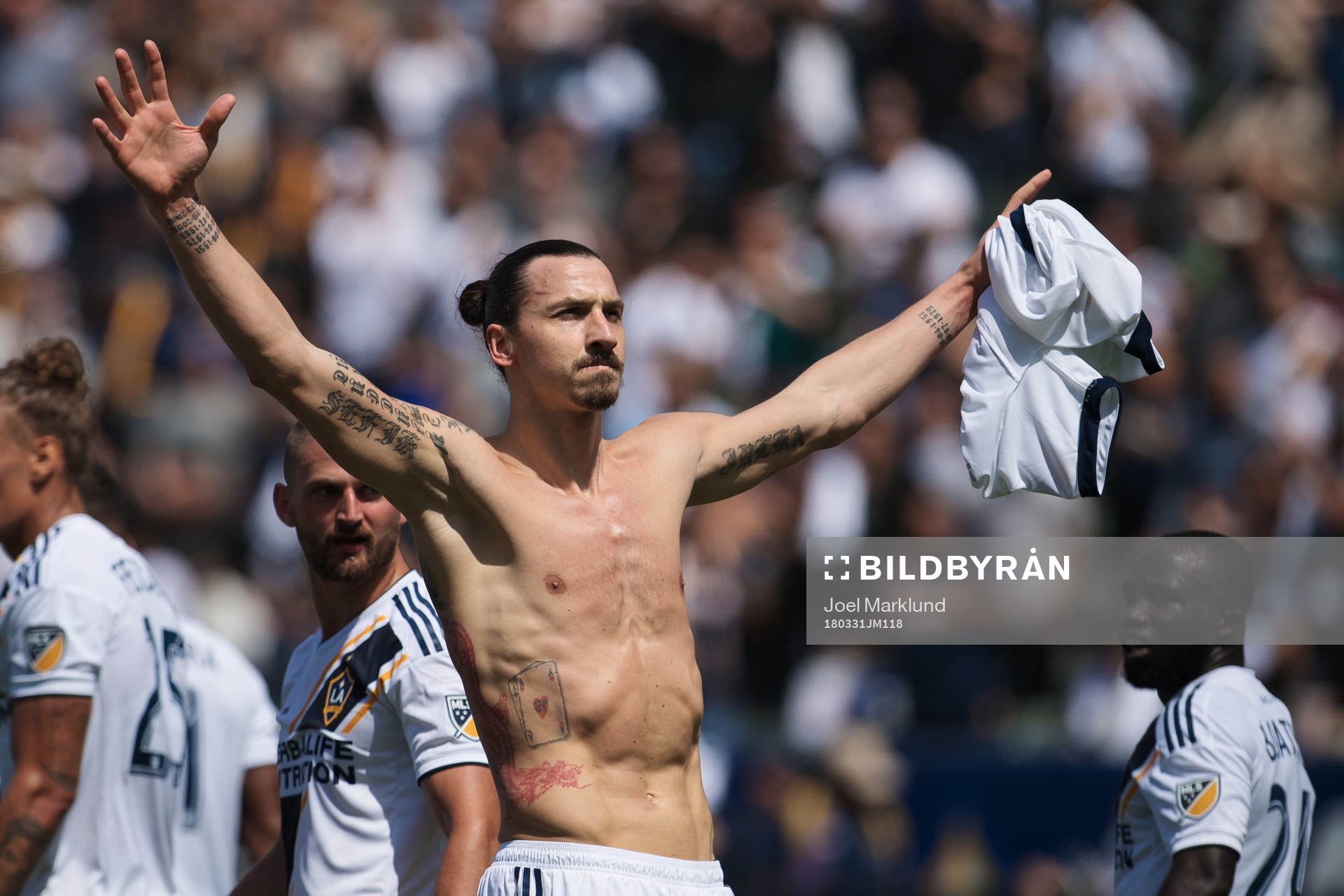 LA Galaxys Zlatan Ibrahimovic jublar efter att ha kvitterat till 3-3 under fotbollsmatchen i MLS mellan LA Galaxy och Los Angeles FC den 31 mars 2018 i Los Angeles.