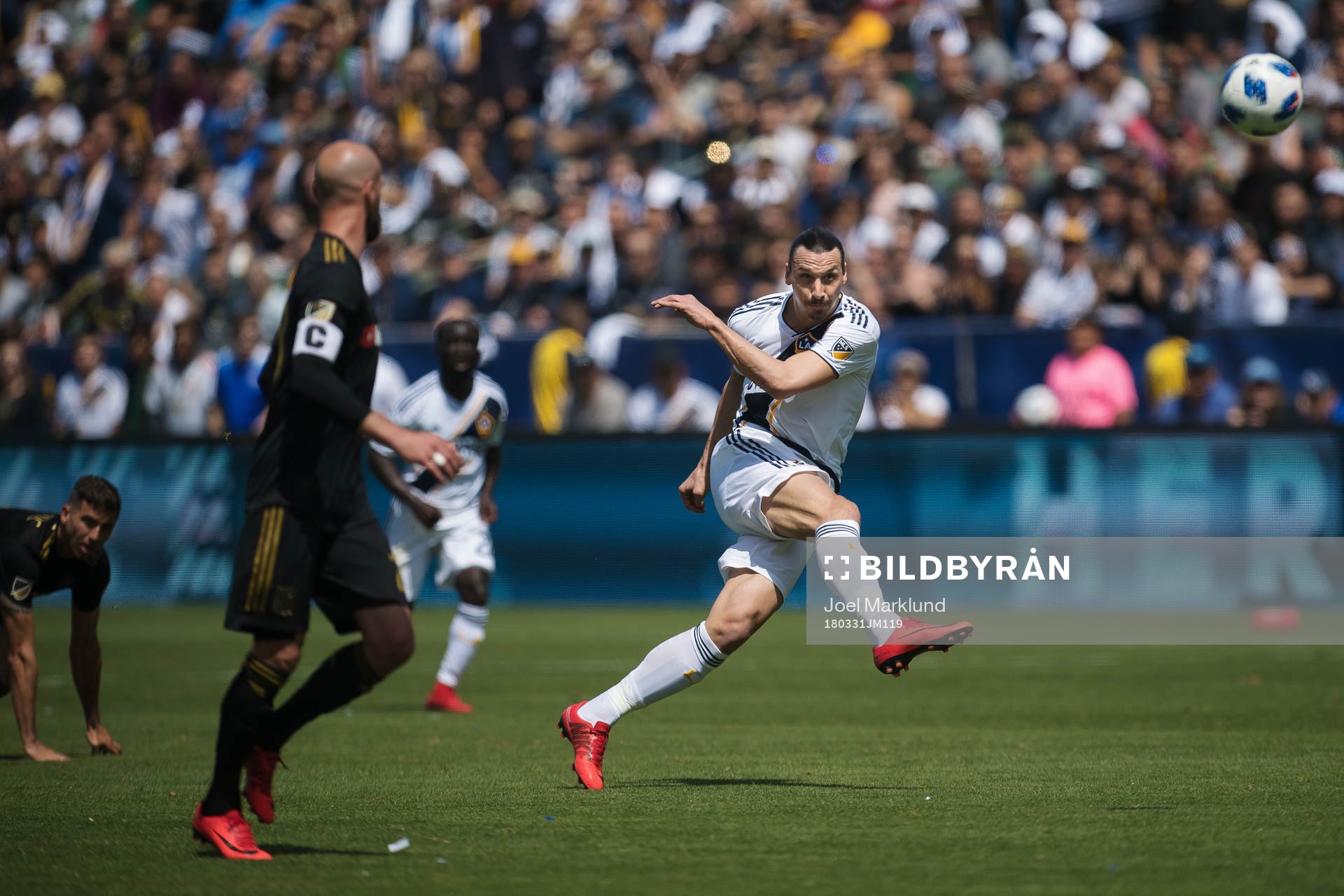 LA Galaxys Zlatan Ibrahimovic skjuter in 3-3 under fotbollsmatchen i MLS mellan LA Galaxy och Los Angeles FC den 31 mars 2018 i Los Angeles.