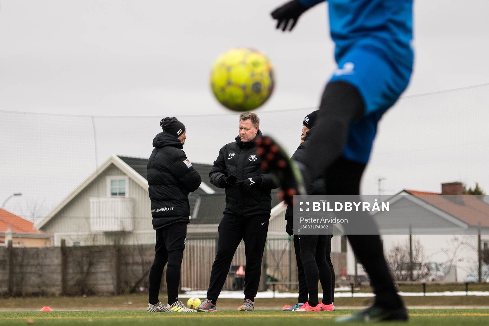 Trelleborgs tränare Patrick Winqvist i samtal med