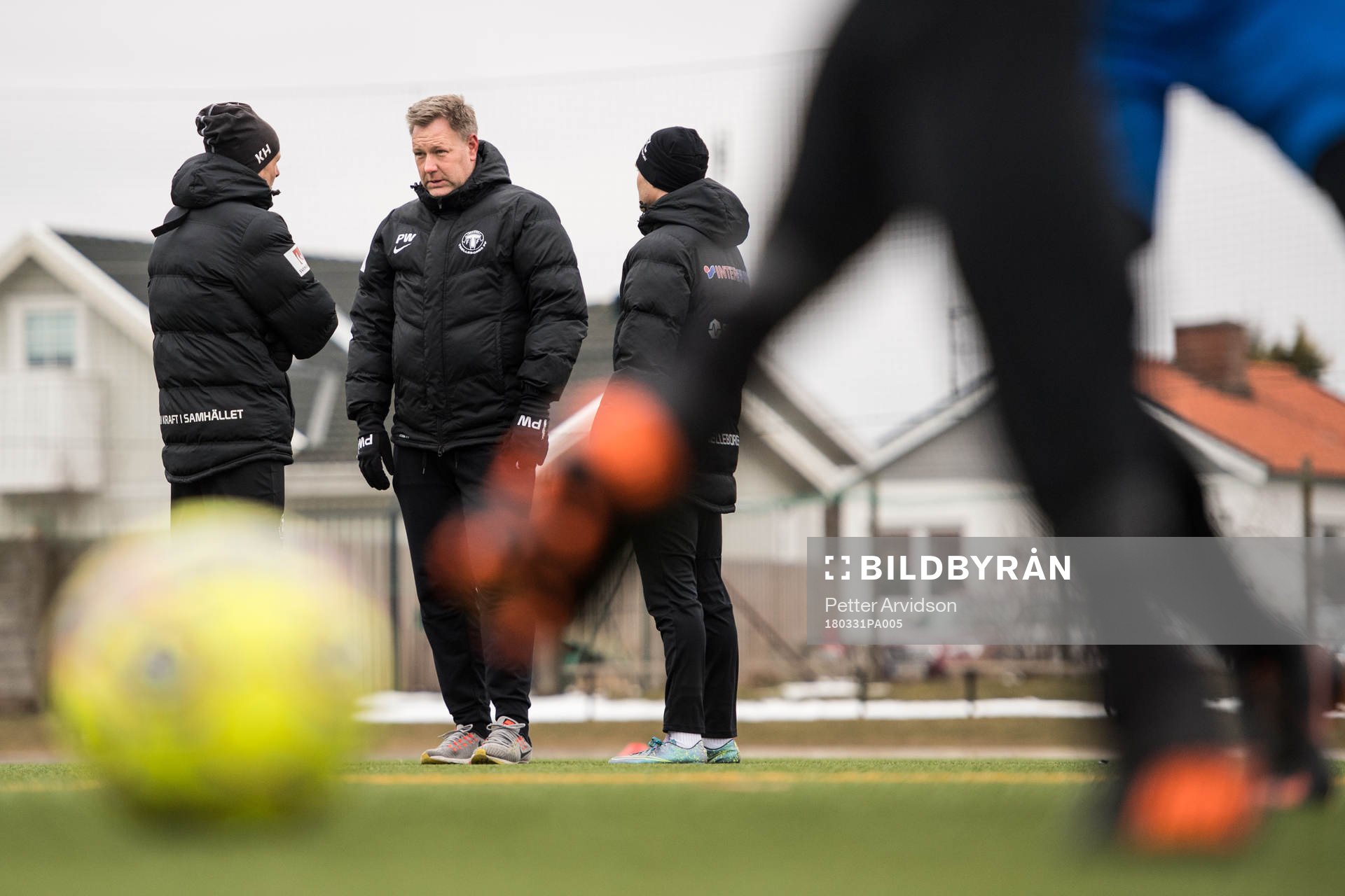 Trelleborgs tränare Patrick Winqvist i samtal med sina kollegor i ledarstaben under en träning inför den Allsvenska premiären imorgon den 31 mars 2018 i Trelleborg.