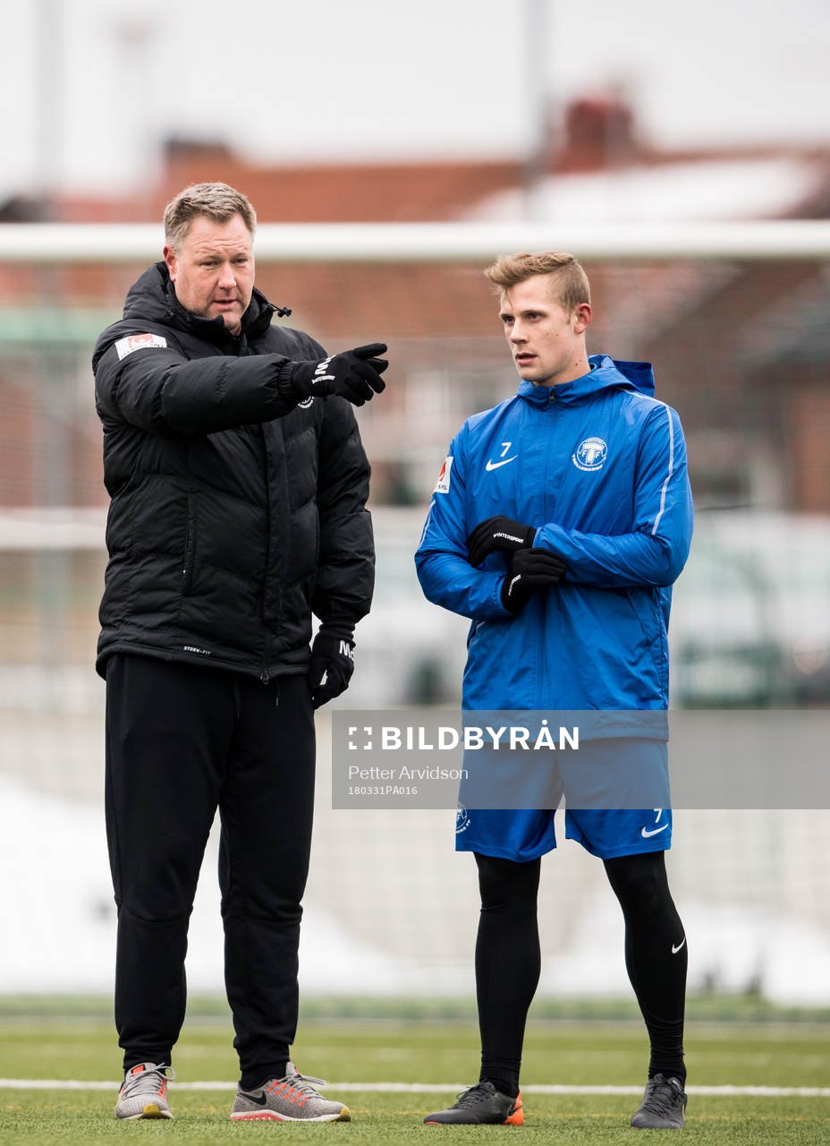 Trelleborgs tränare Patrick Winqvist i samtal med Erik