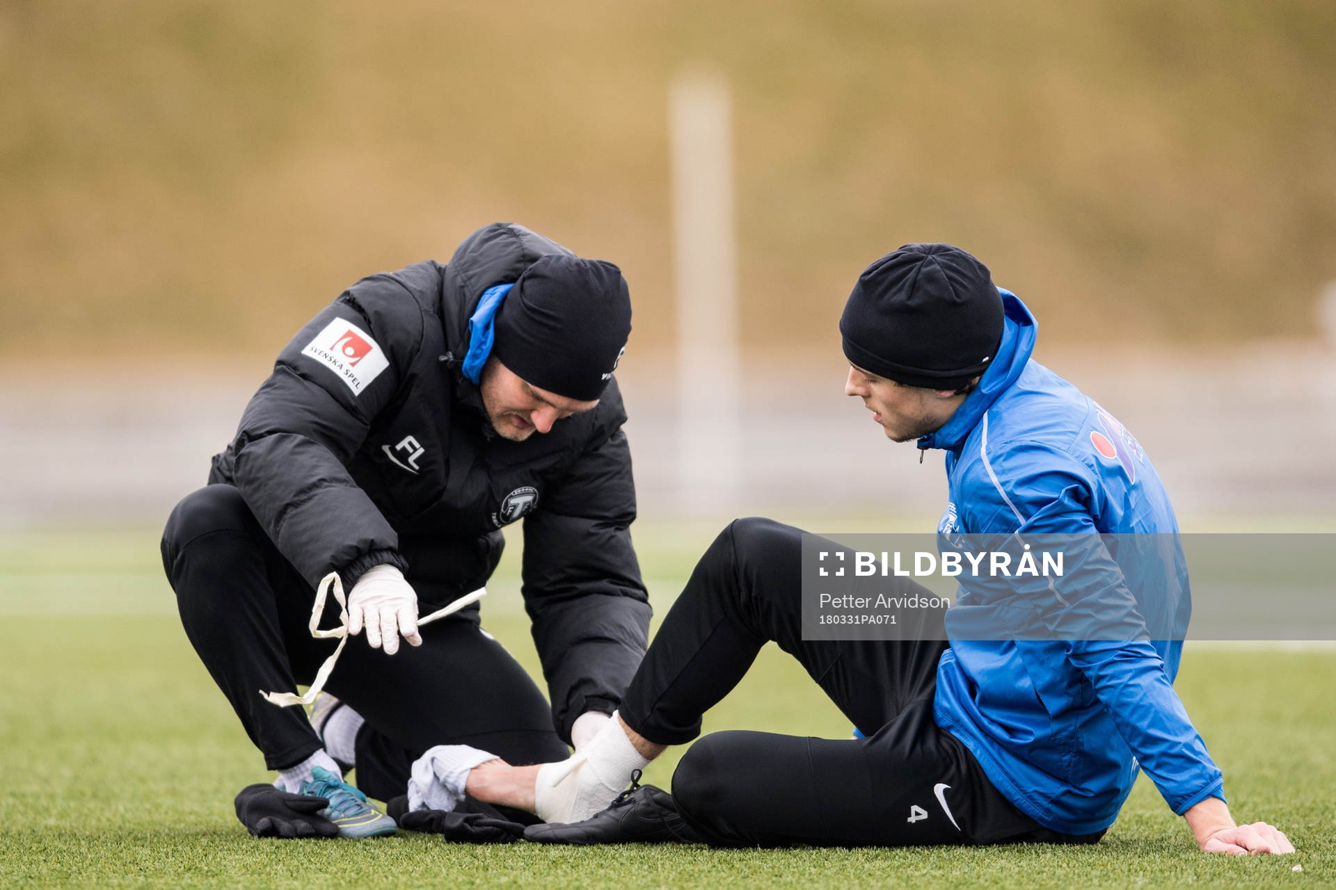 Trelleborgs Jacob Palander får vård av sjukgymnast Filip