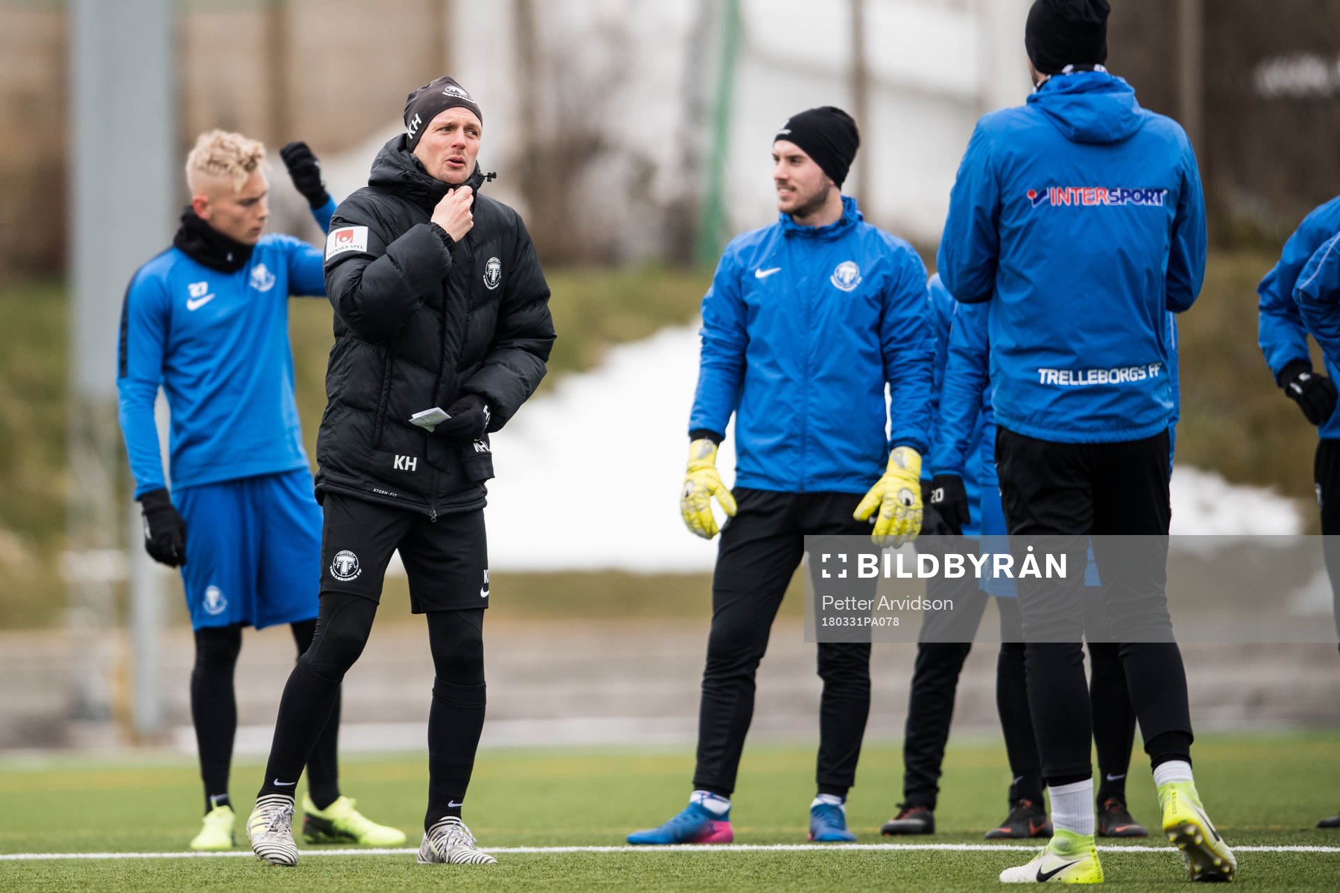 Trelleborgs assisterande Kristian Haynes håller genomgång