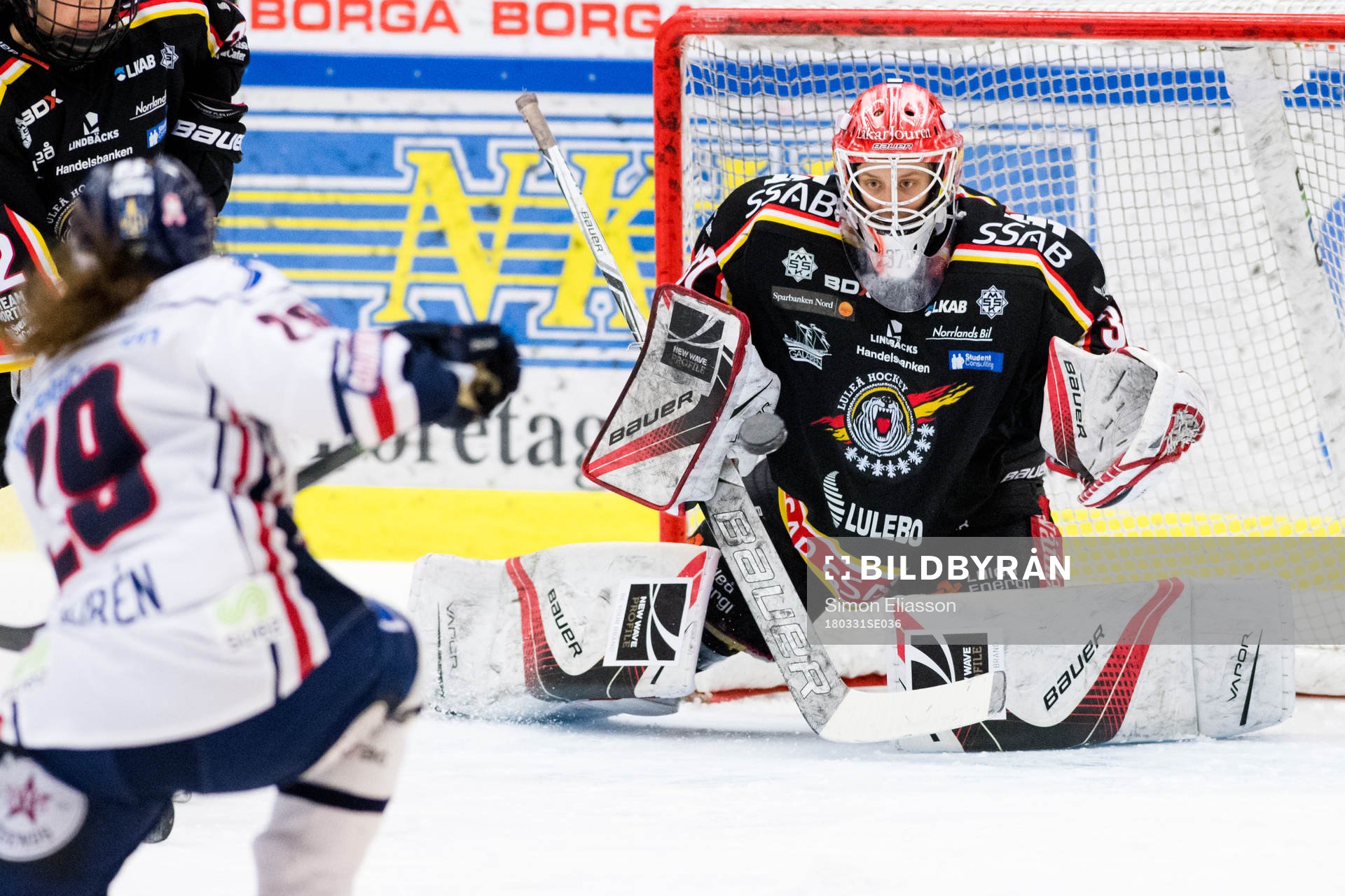 Linköpings Emma Murén provar skott mot Luleås målvakt