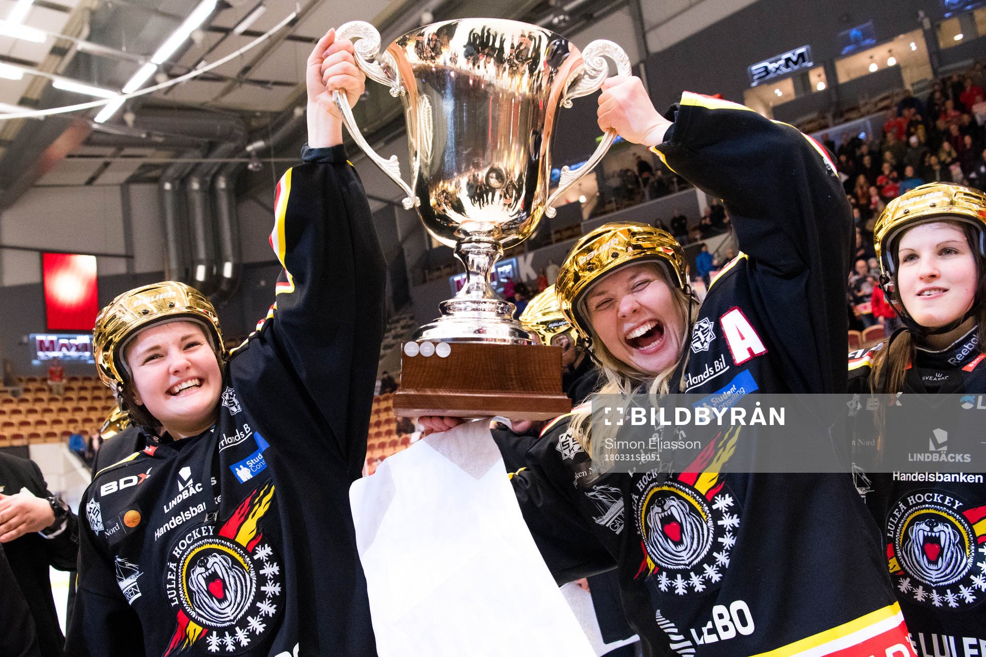 Luleås spelare jublar med pokalen