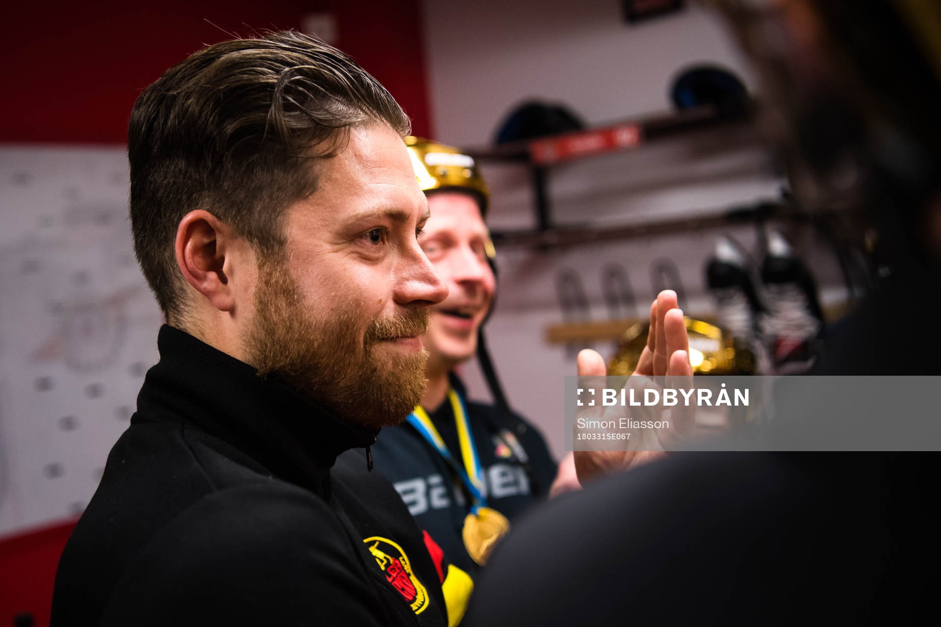 Jakob Porsér jublar i omklädningsrummet