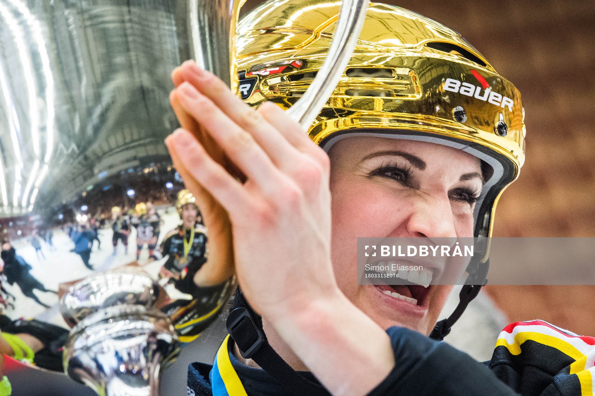 Luleås Meaghan Mikkelson jublar med pokalen
