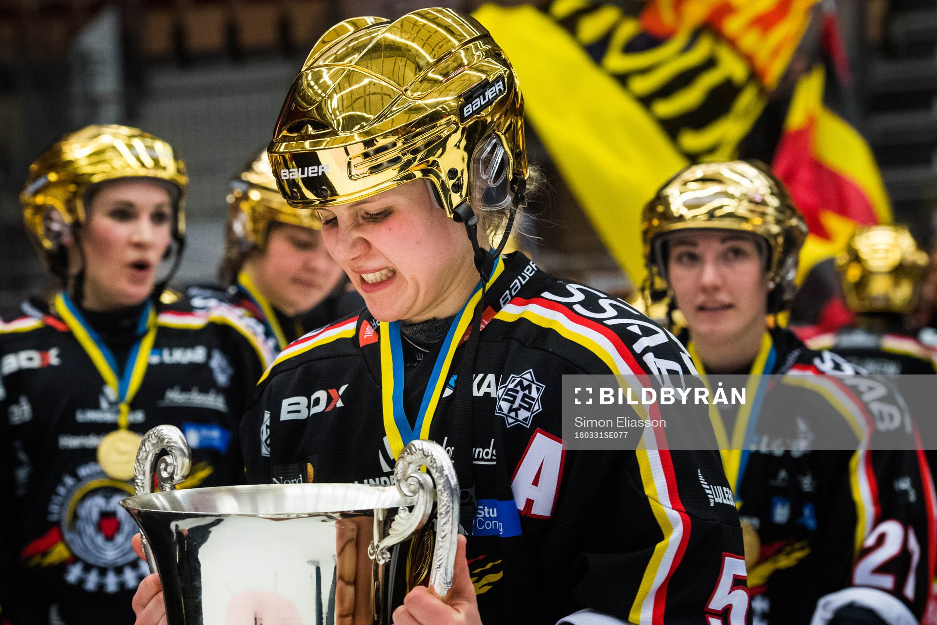 Luleås Johanna Fällman jublar med pokalen