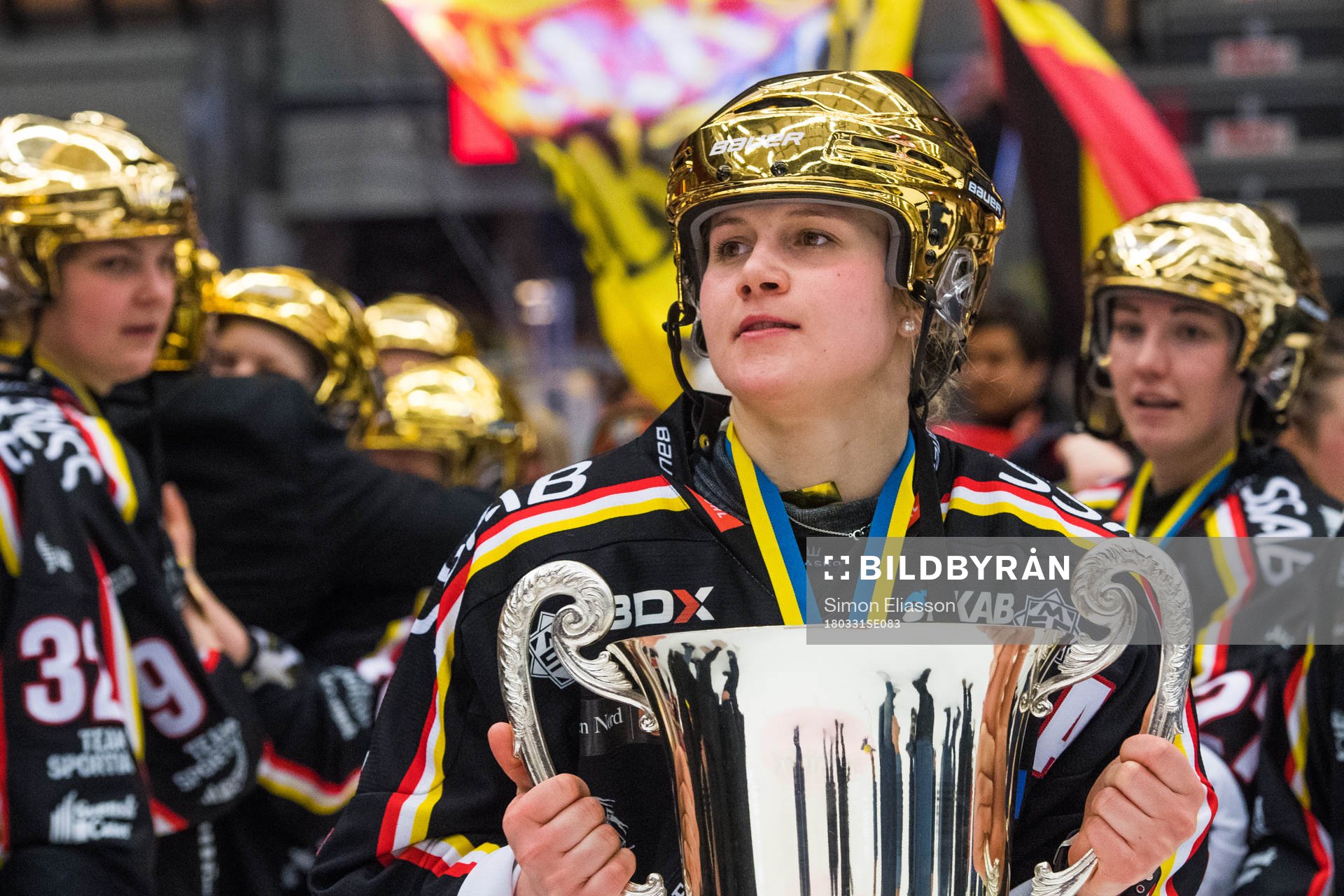 Luleås Johanna Fällman jublar med pokalen