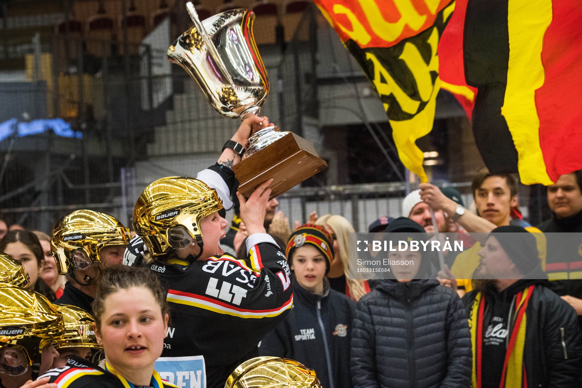 Luleås Johanna Fällman jublar med pokalen