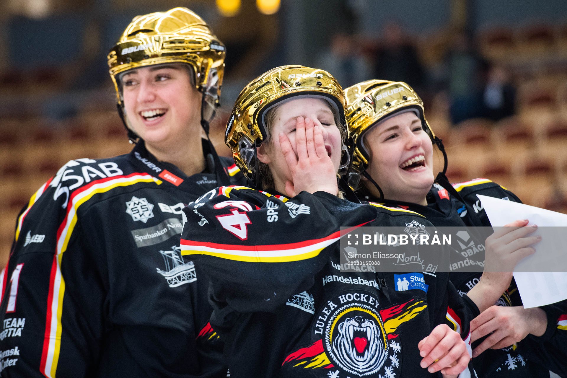 Luleås Nathalie Ferno (i mitten) jublar
