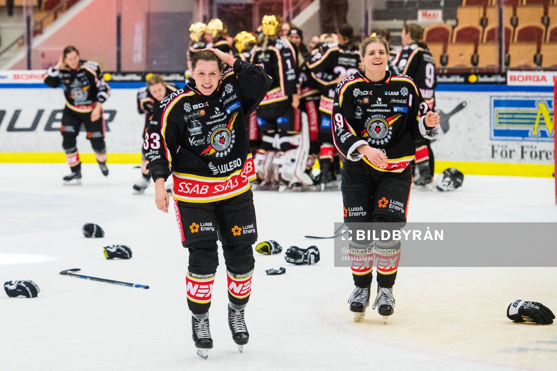 Luleås Michelle Karvinen och Emma Nordin jublar