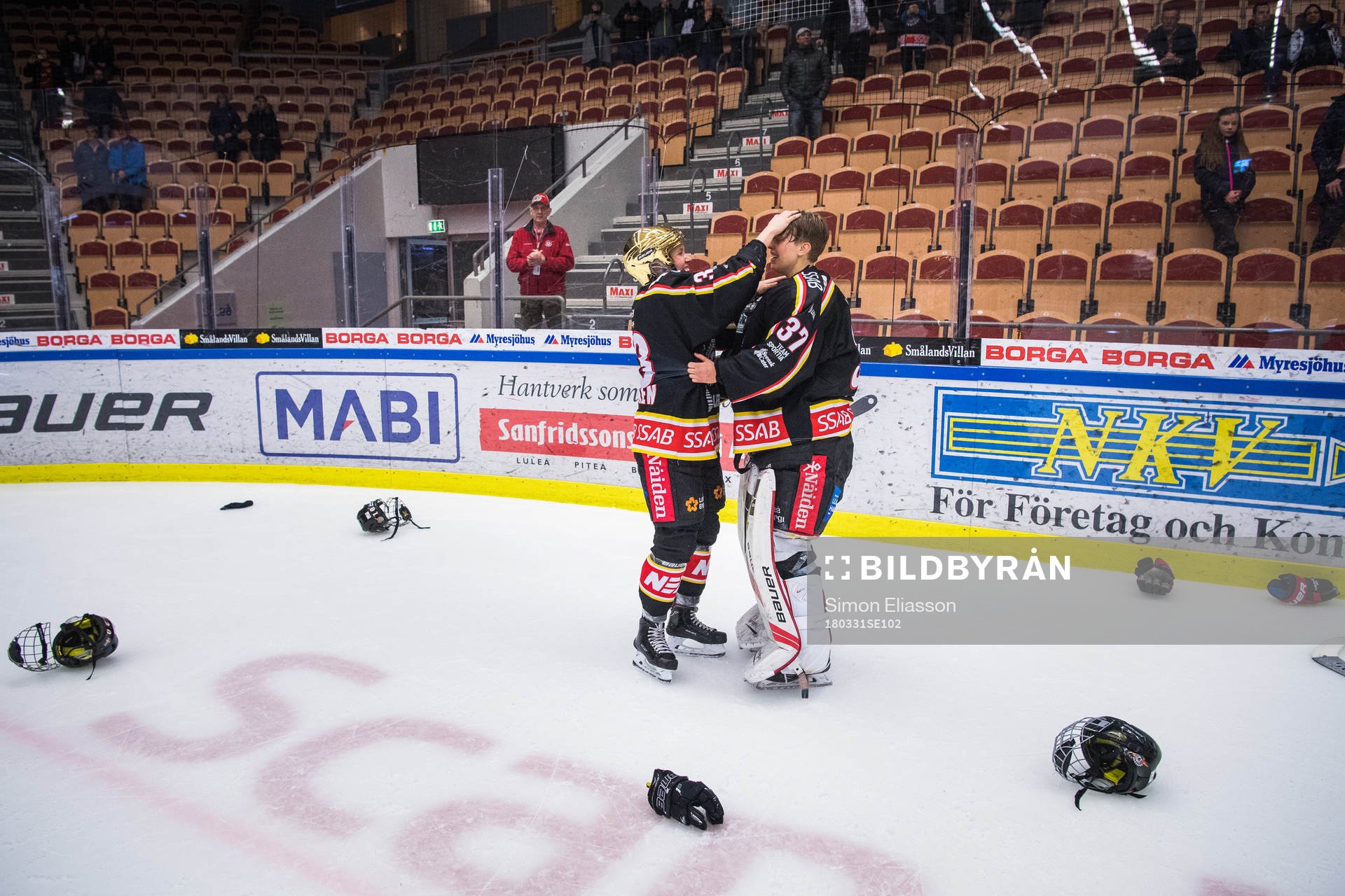 Luleås Michelle Karvinen och målvakt Maria Omberg jublar