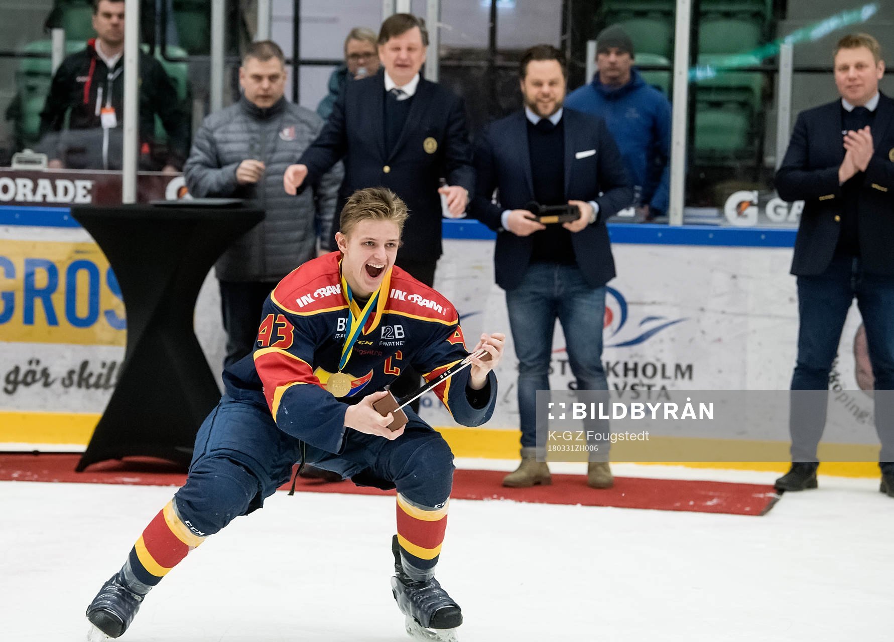 Djurgårdens Lagkapten Ludvig Hedström jublar med SM