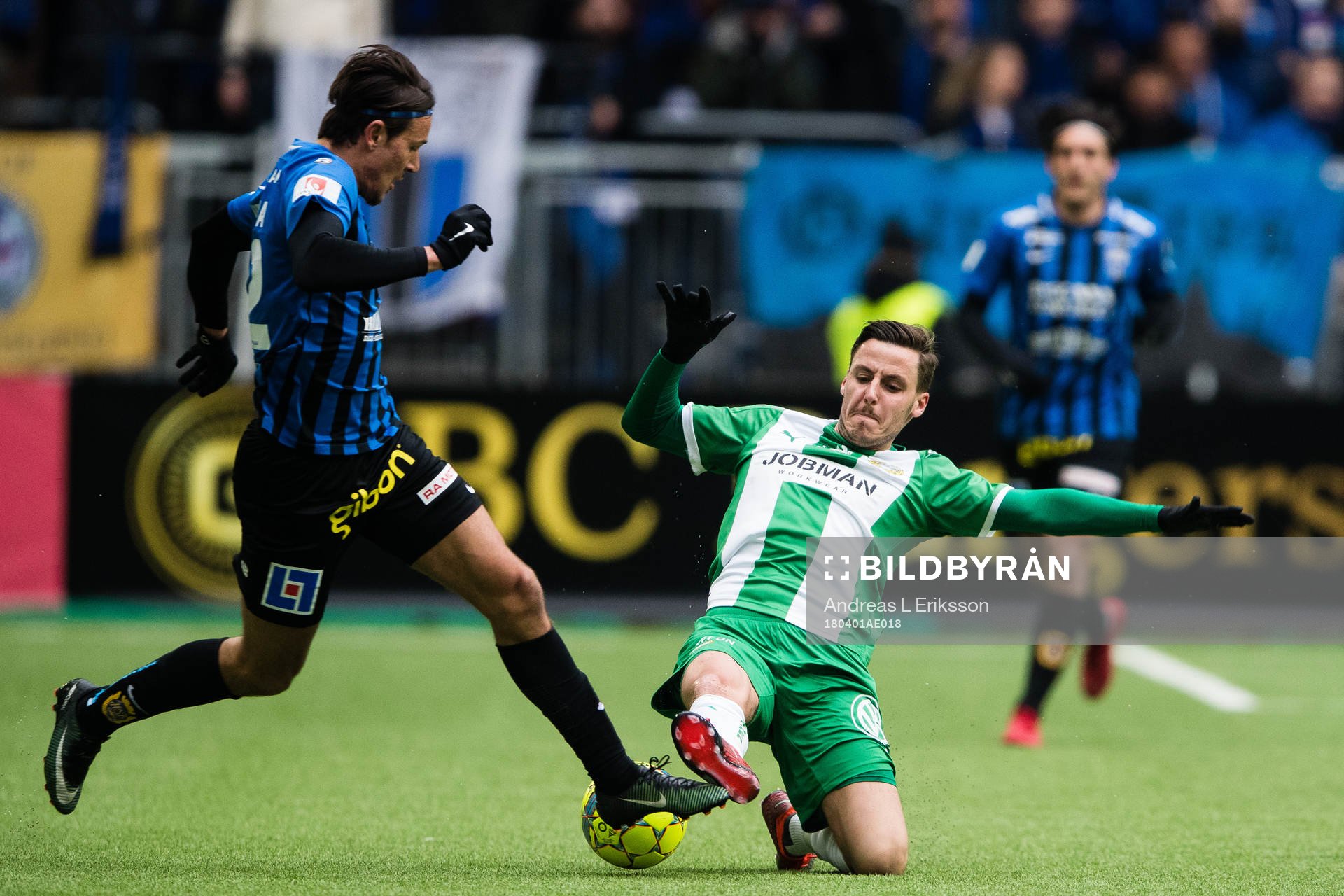 Sirius Stefano Vecchia i kamp om bollen med Hammarbys Jeppe