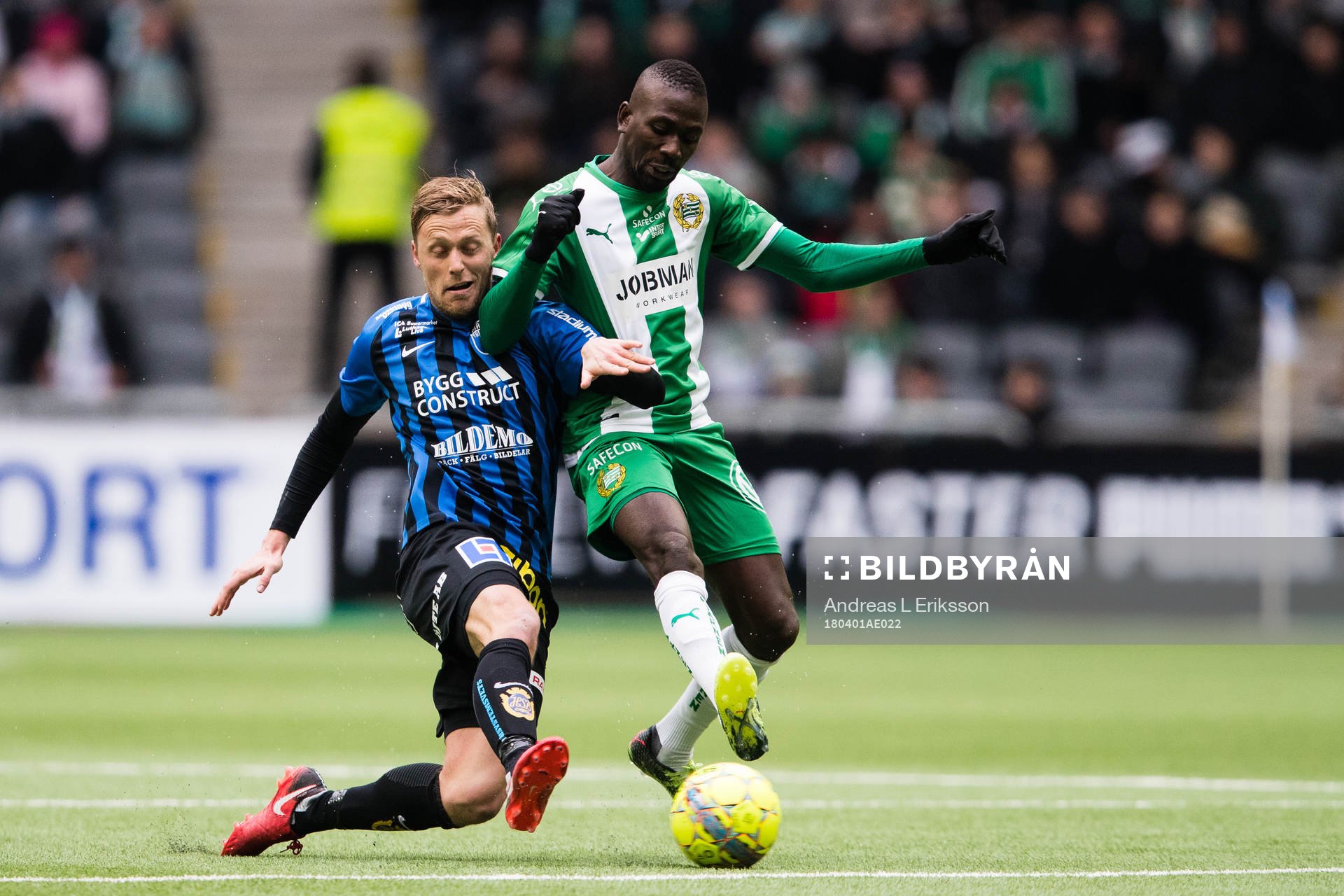 Sirius Christer Gustafsson i kamp om bollen med Hammarbys