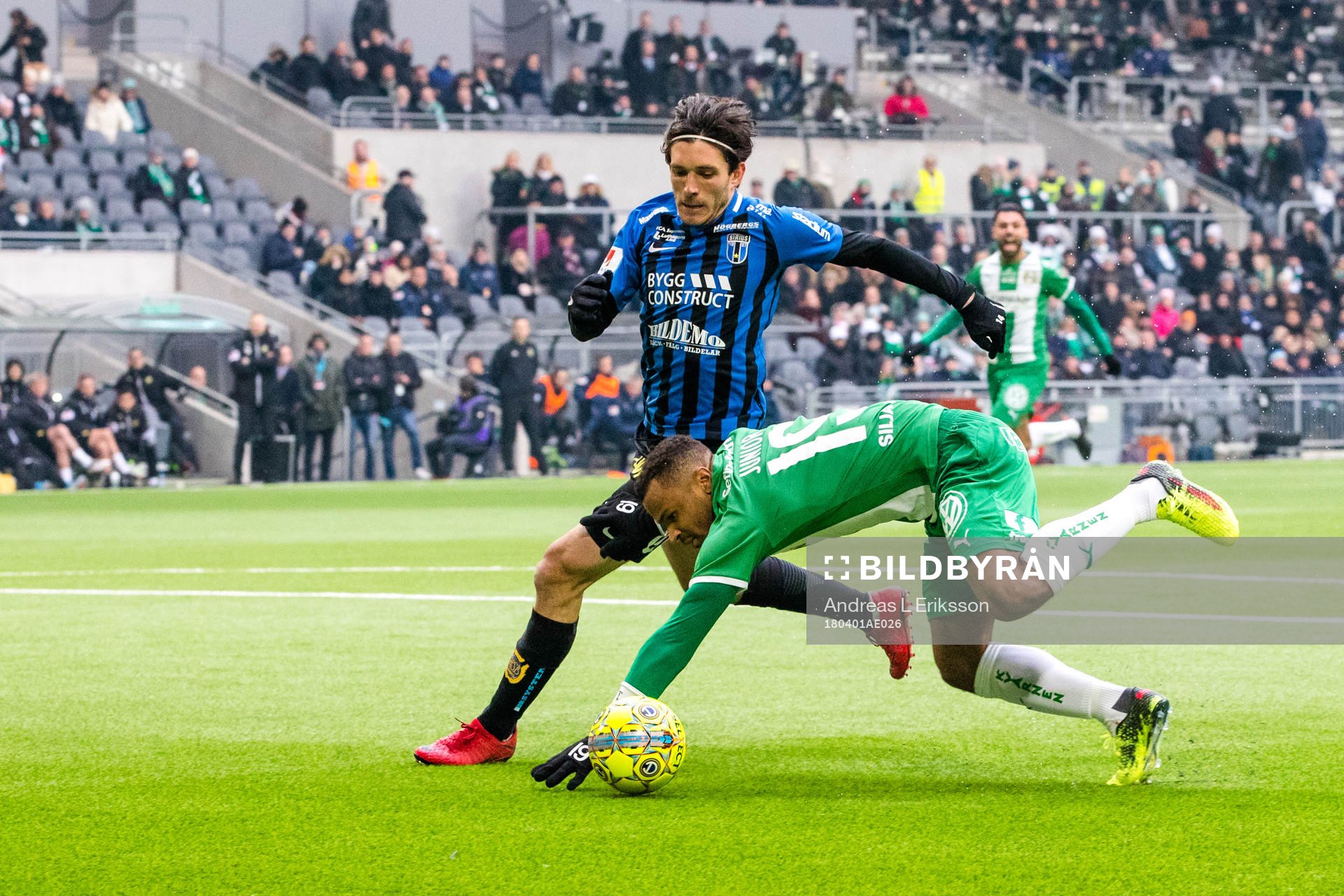 Hammarbys Serge-Junior Martinsson Ngouali faller i