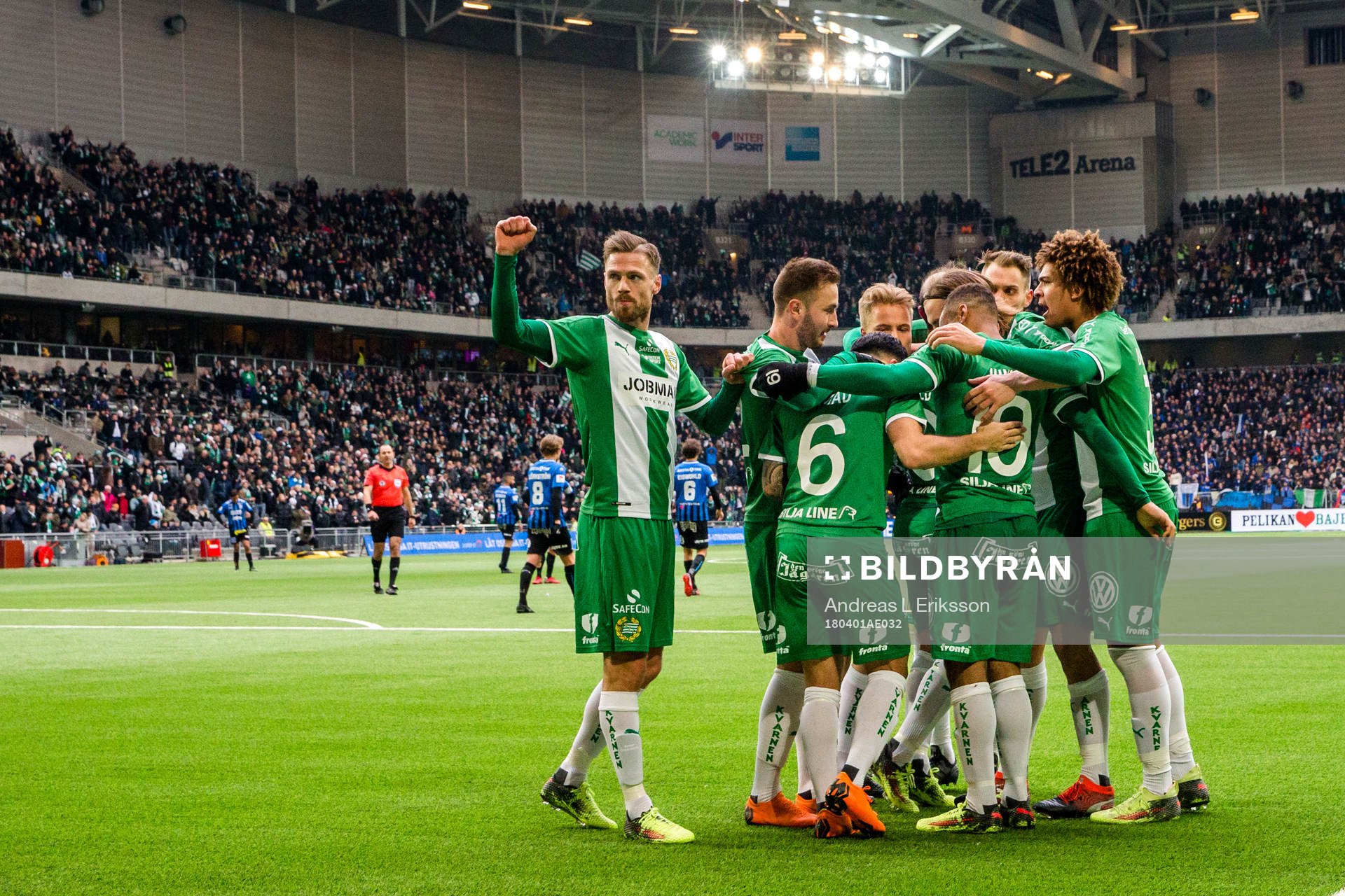 Hammarbys spelare jublar med Jiloan Hamad