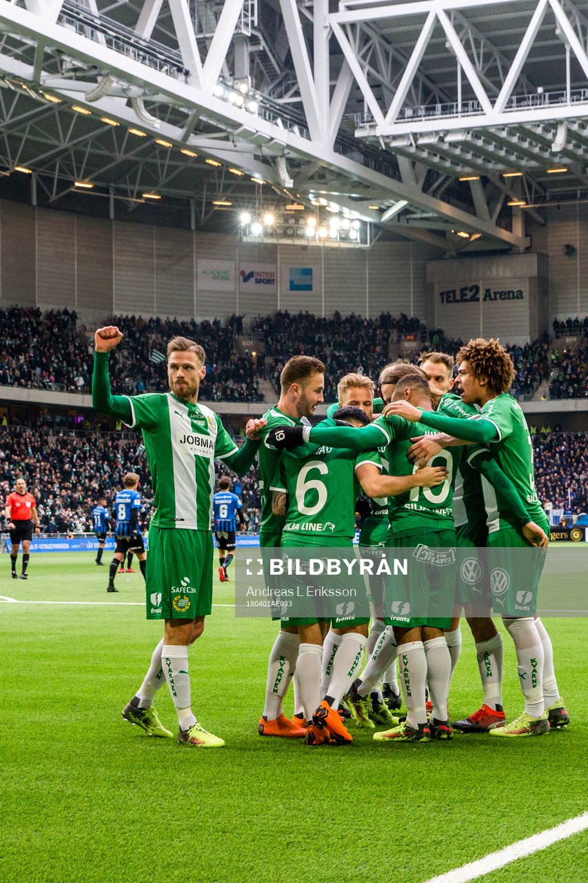 Hammarbys spelare jublar med Jiloan Hamad