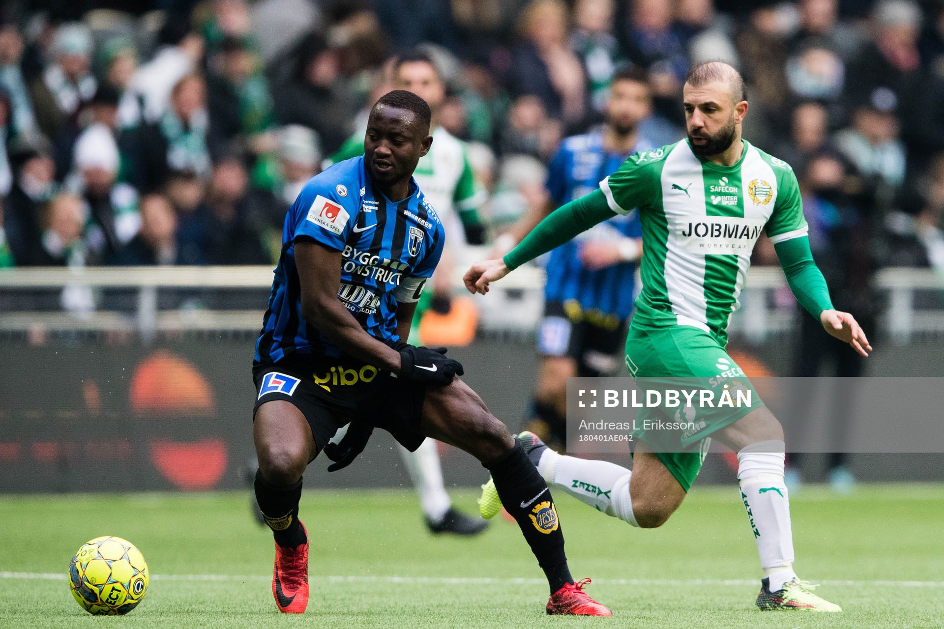 Sirius Moses Ogbu i kamp om bollen med Hammarbys Kennedy