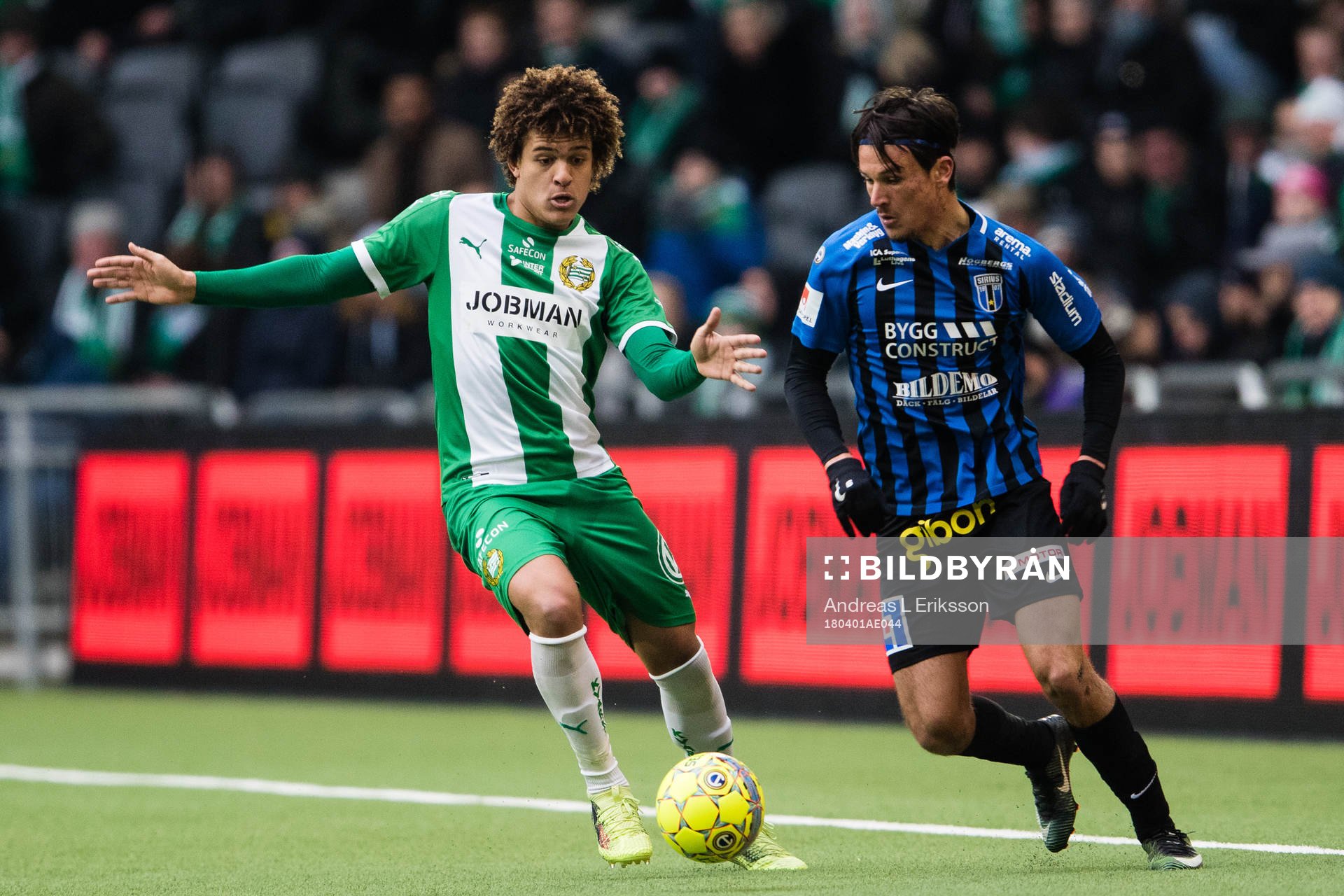 Hammarbys Neto Borges i kamp om bollen med Sirius Stefano