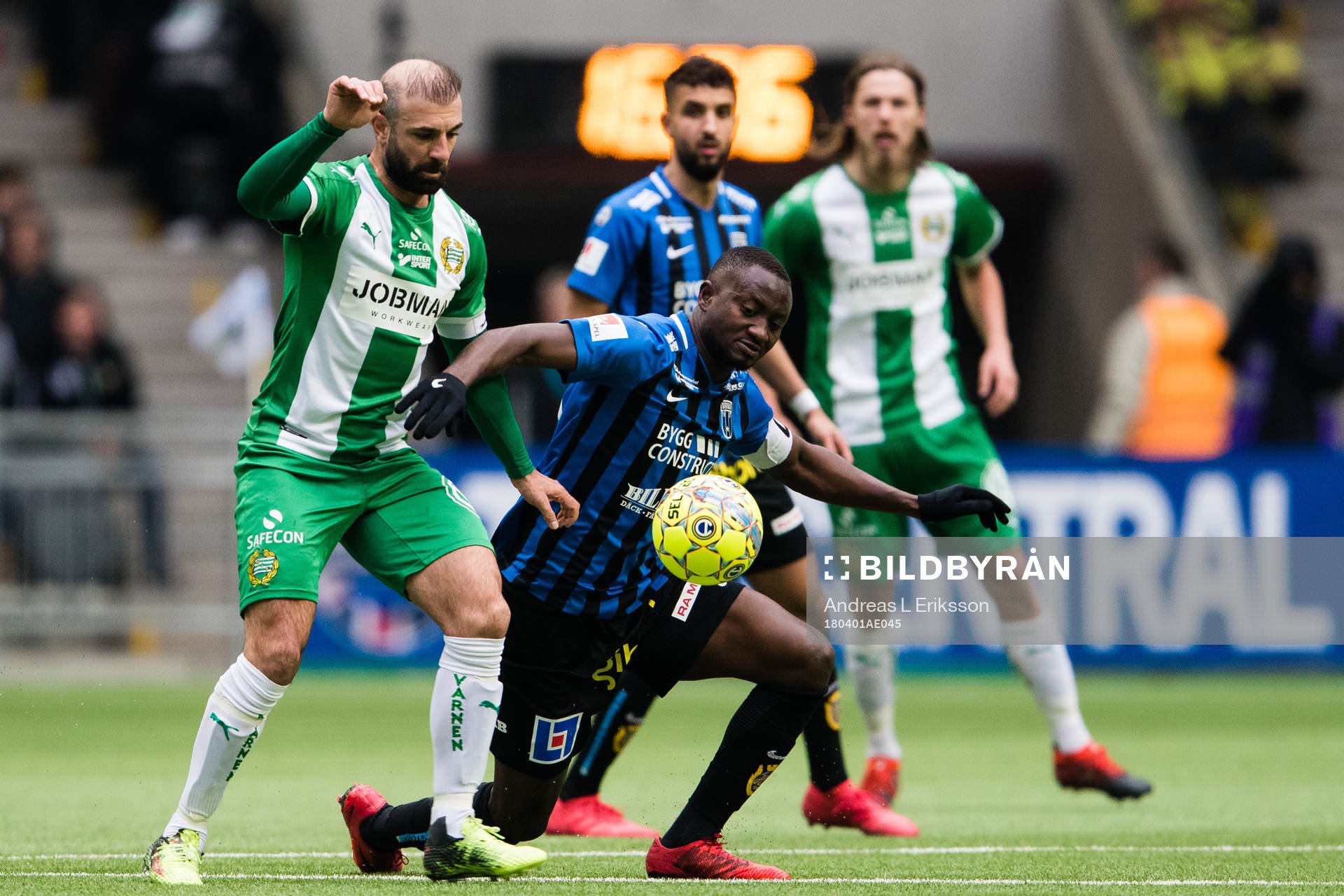 Hammarbys Kennedy Bakircioglu i kamp om bollen med Sirius