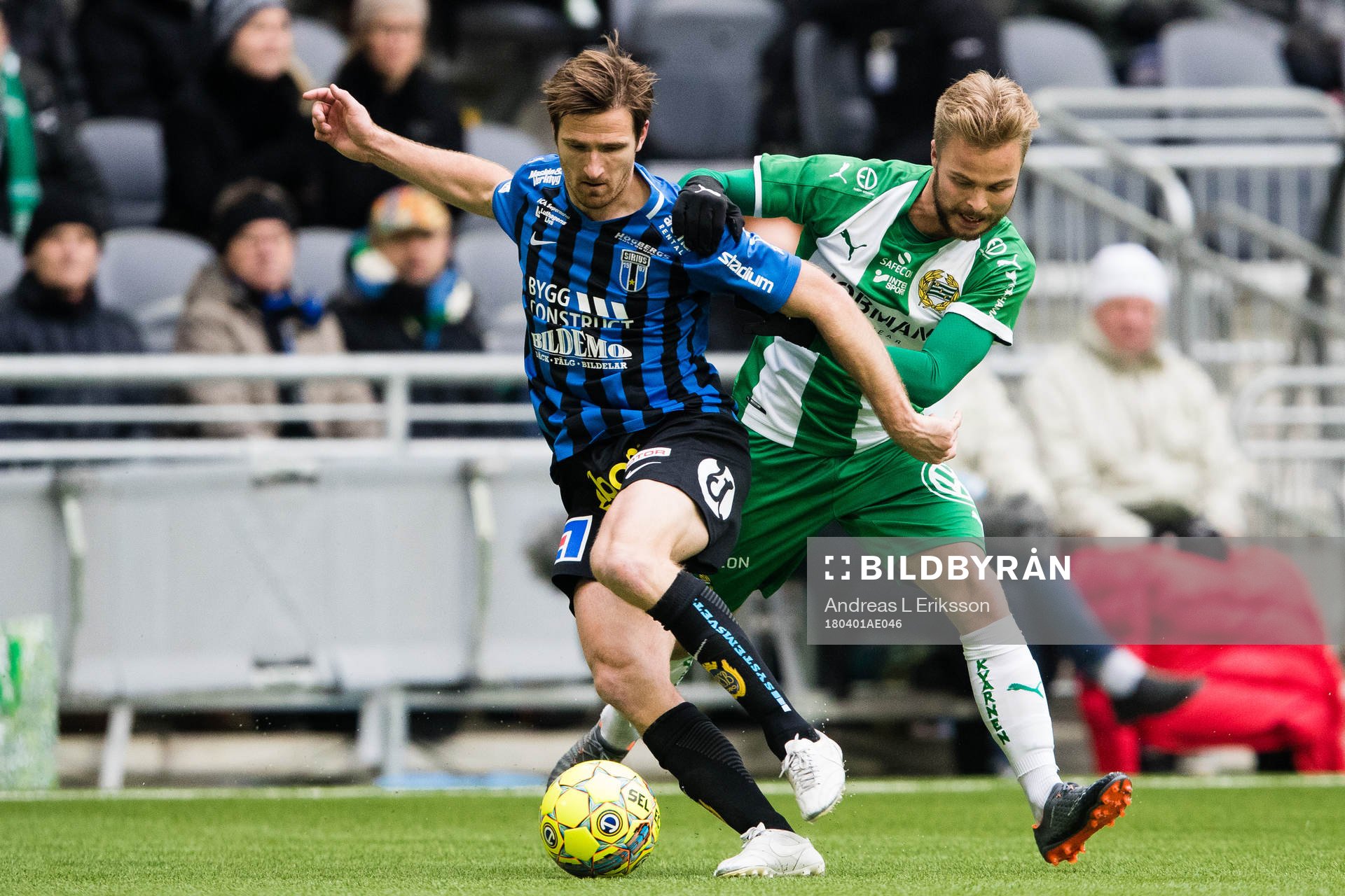 Sirius Jesper Arvidsson i kamp om bollen med Hammarbys