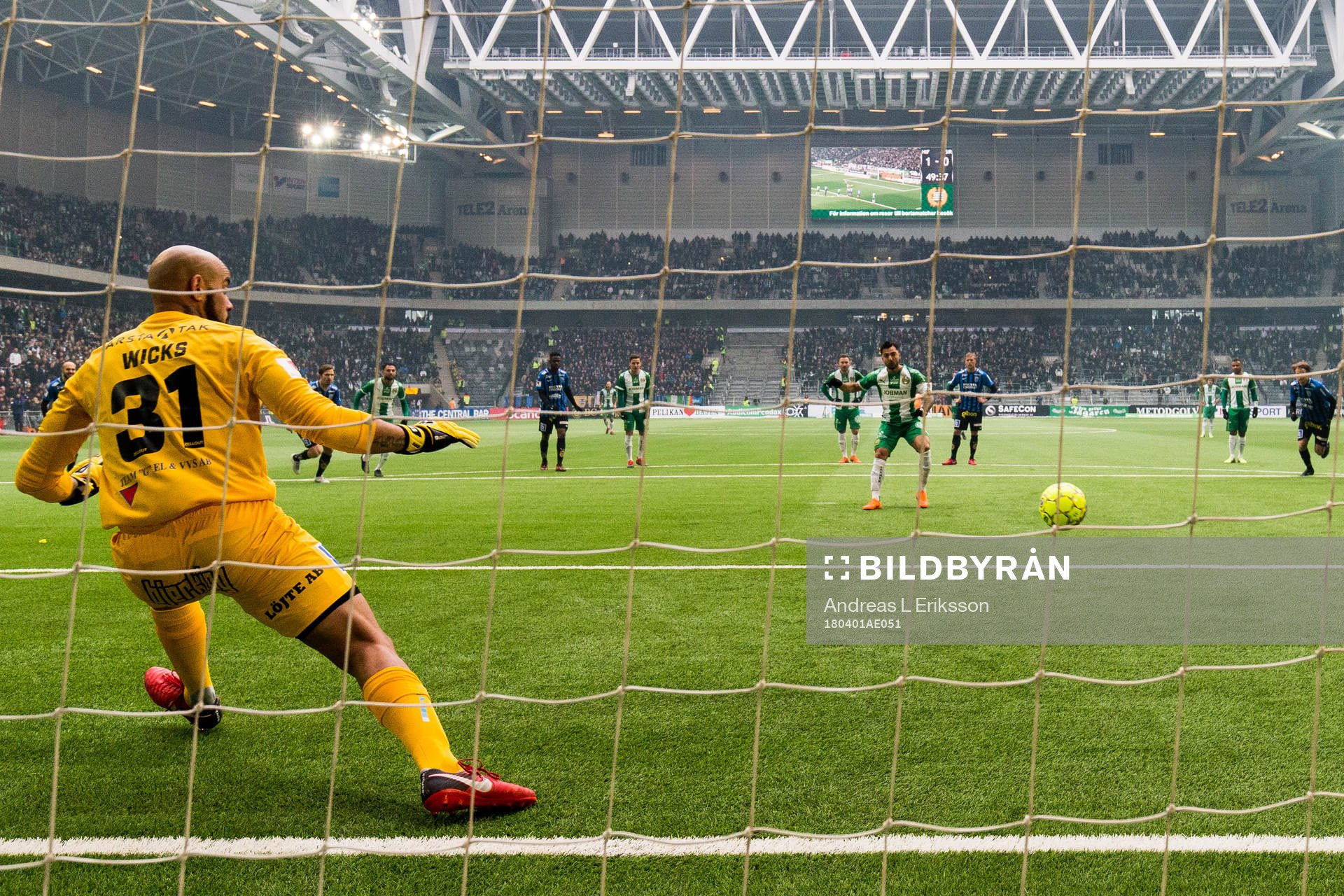 Sirius målvakt Joshua Wicks ser hur Hammarbys Jiloan Hamad