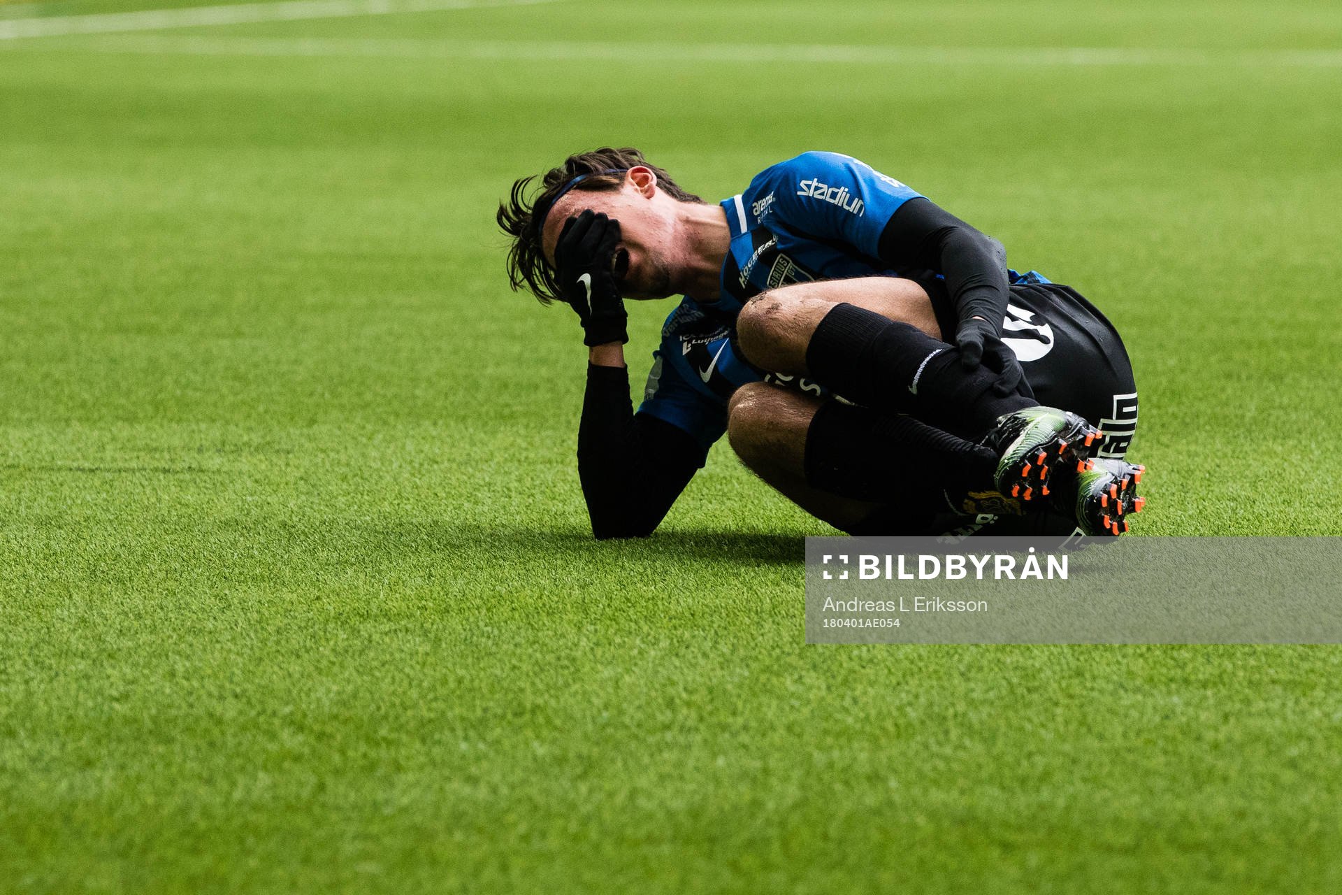 Sirius Stefano Vecchia tar sig för benet under fotbollsmatchen i Allsvenskan mellan Hammarby och Sirius den 1 april 2018 i Stockholm. 