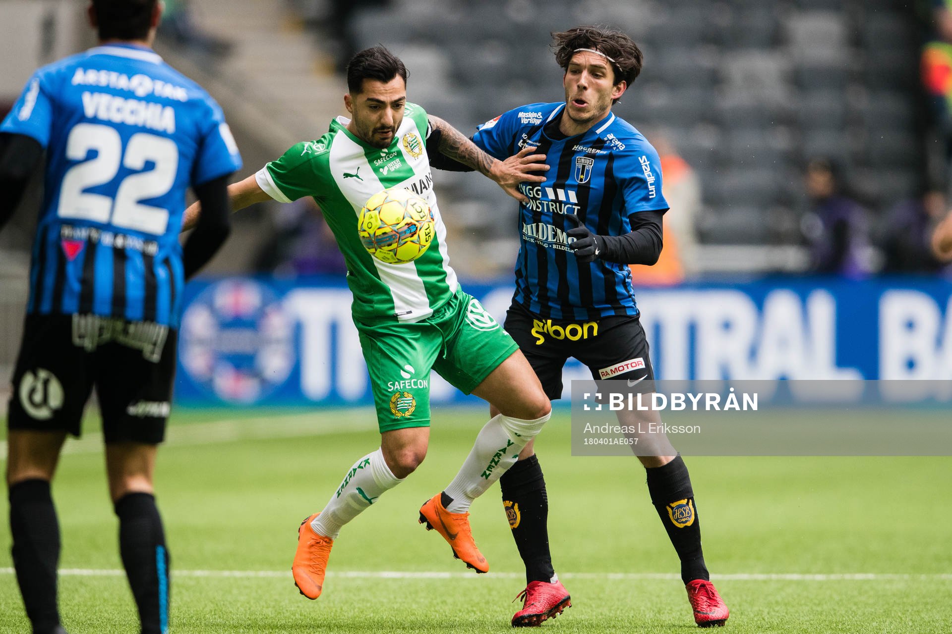 Hammarbys Jiloan Hamad i kamp om bollen med Sirius Ian