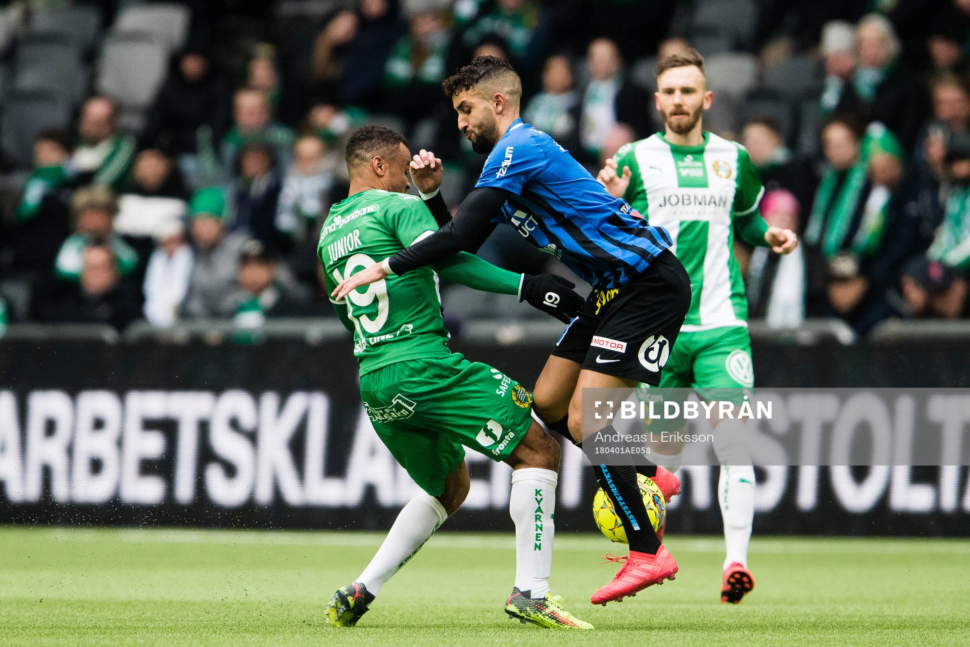 Hammarbys Serge-Junior Martinsson Ngouali i kamp om bollen