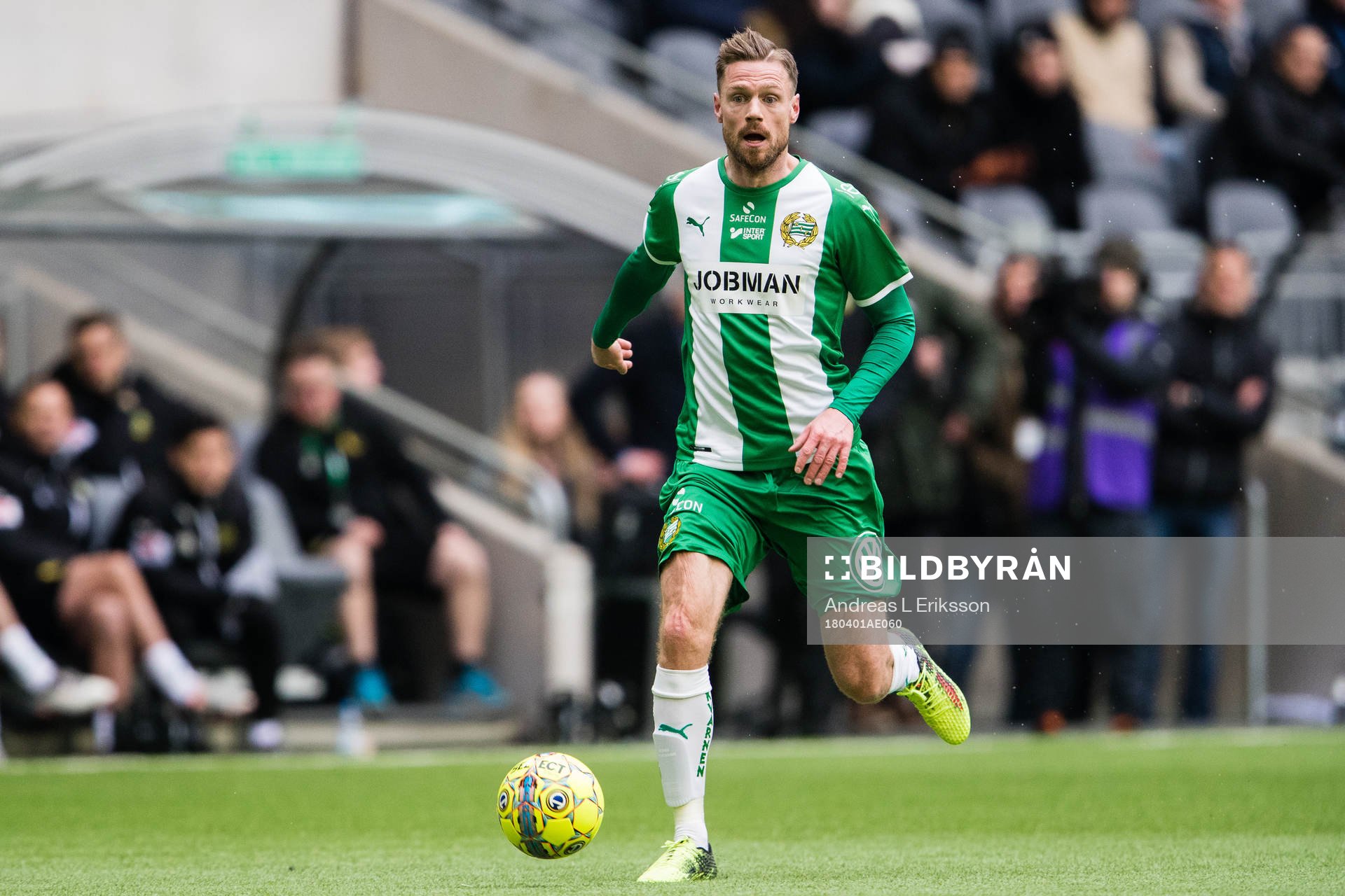 Hammarbys Arnór Smárason med bollen