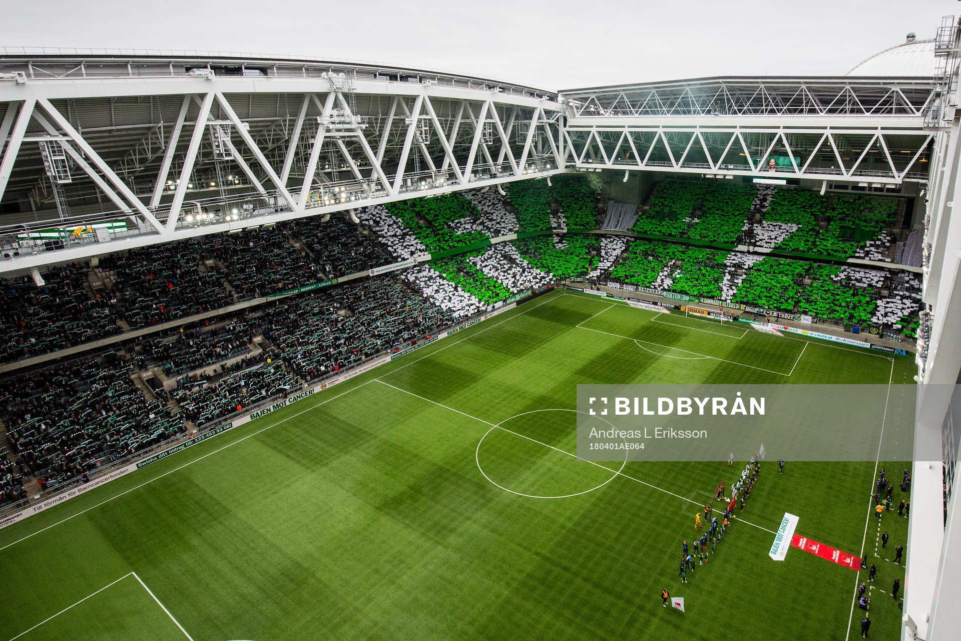 Hammarbys supportrar med ett TIFO innan fotbollsmatchen i