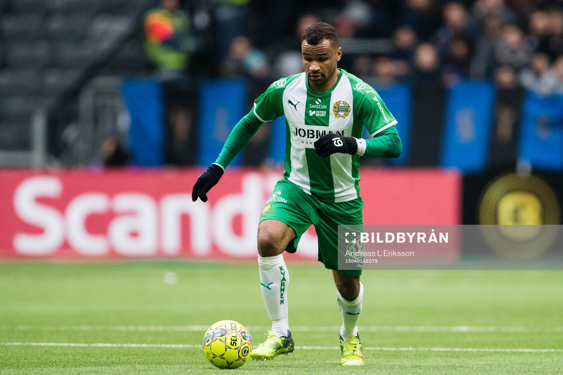 Hammarbys Serge-Junior Martinsson Ngouali med bollen