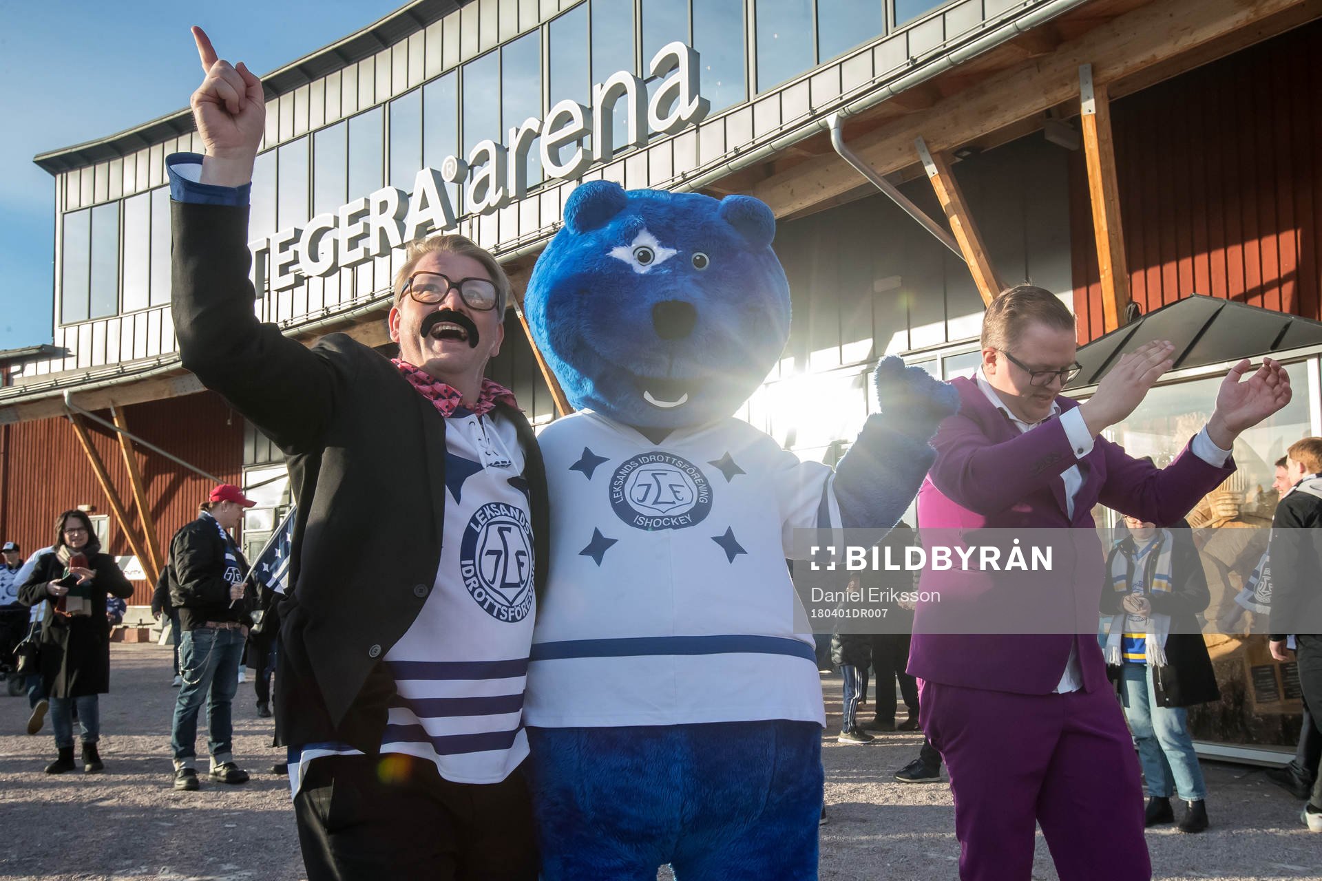 Ingemar Andersson och Leksands maskot Liffe och
