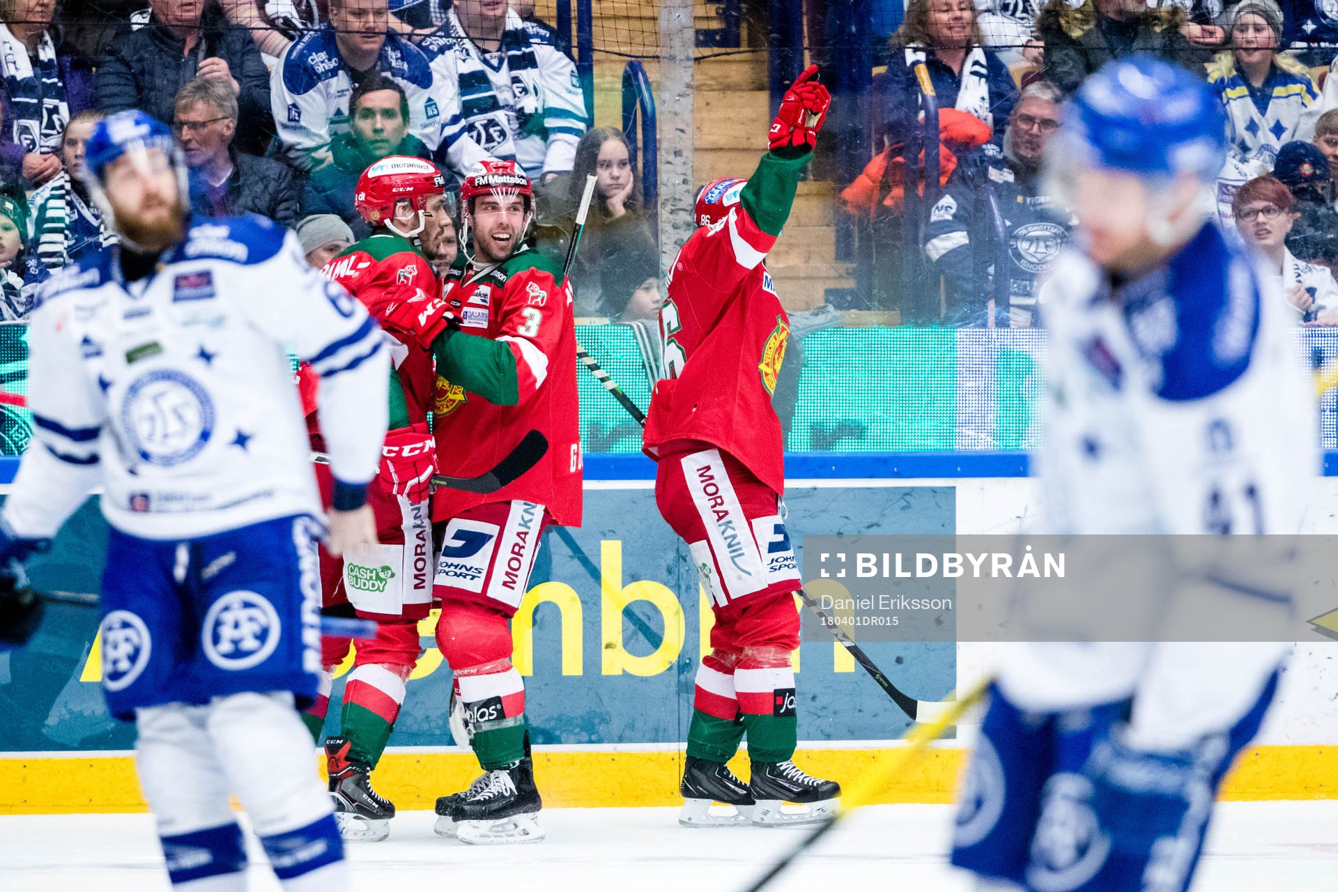 Moras Brandon Gormley och Mathias Bromé jublar