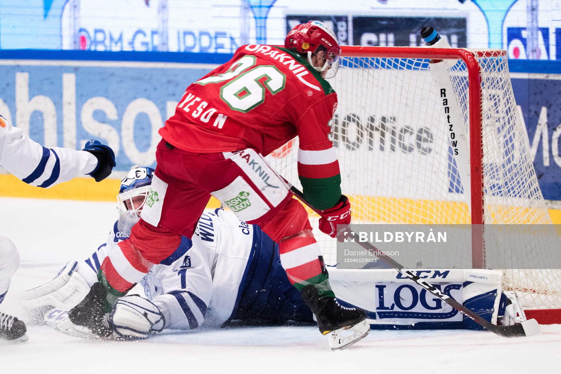 Moras Jason Akeson utmanar Leksands målvakt Tex Williamsson