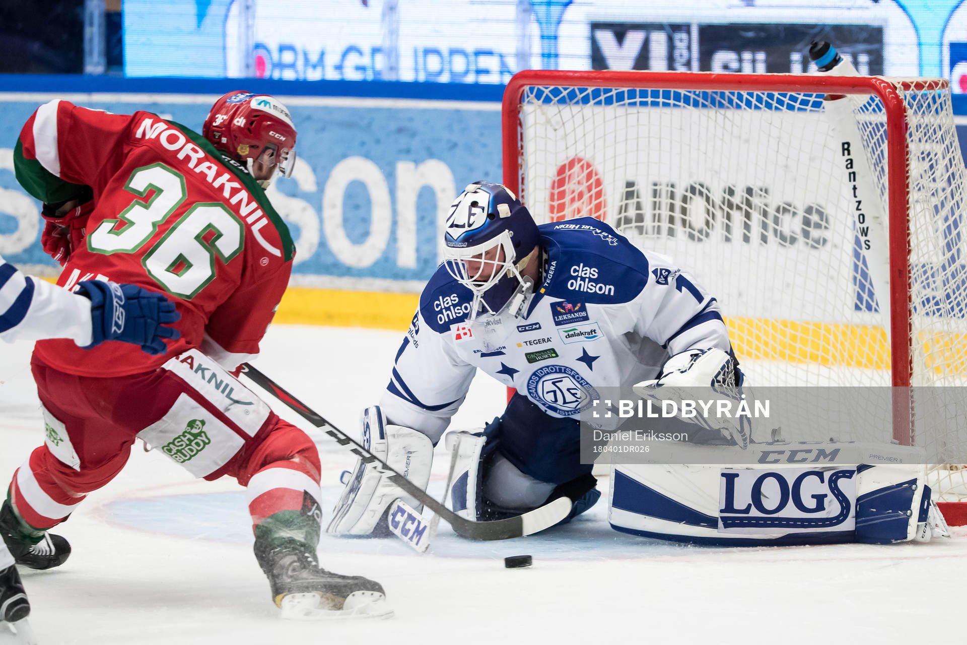 Moras Jason Akeson  framför Leksands målvakt Tex