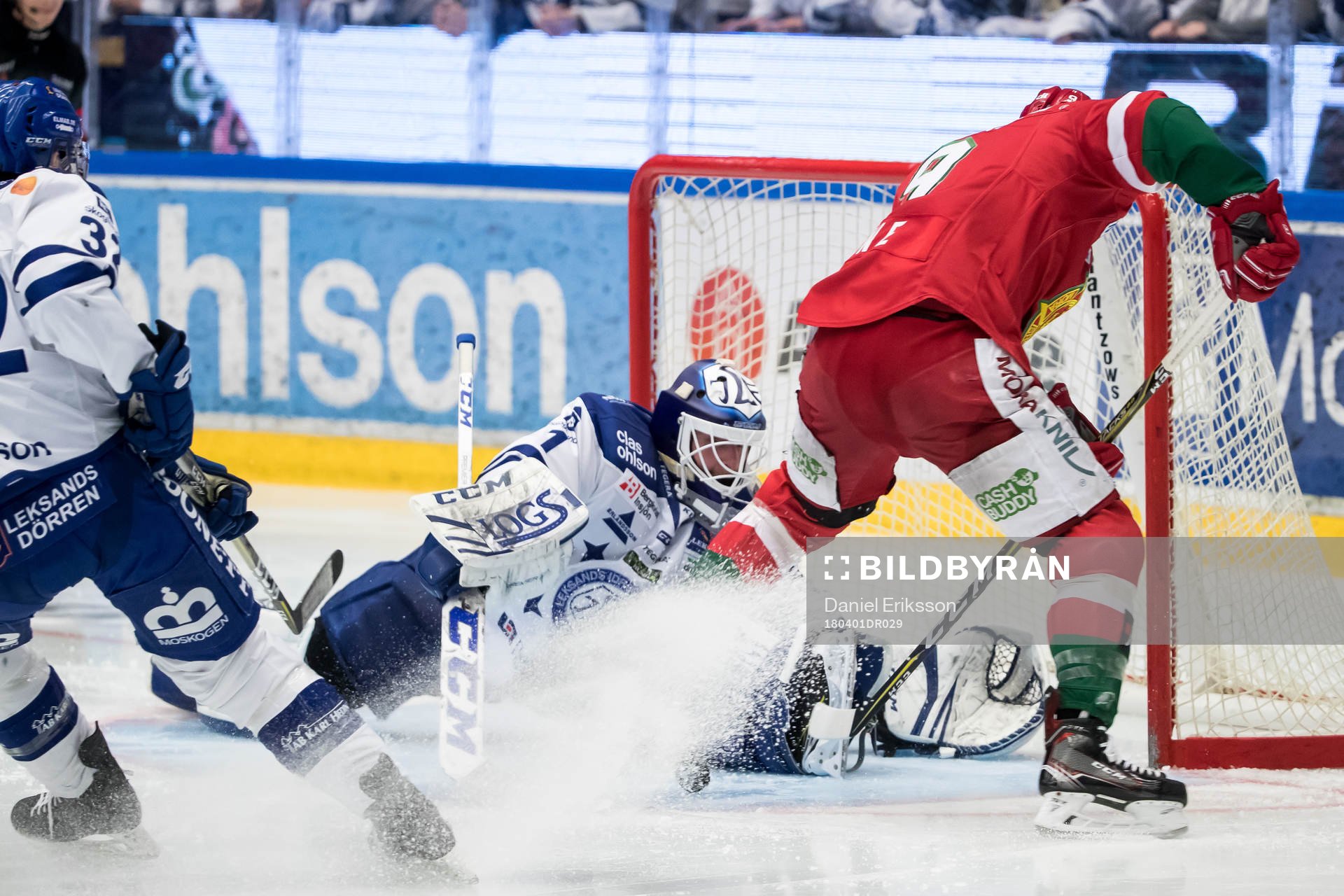 Moras Andrew Rowe framför Leksands målvakt Tex