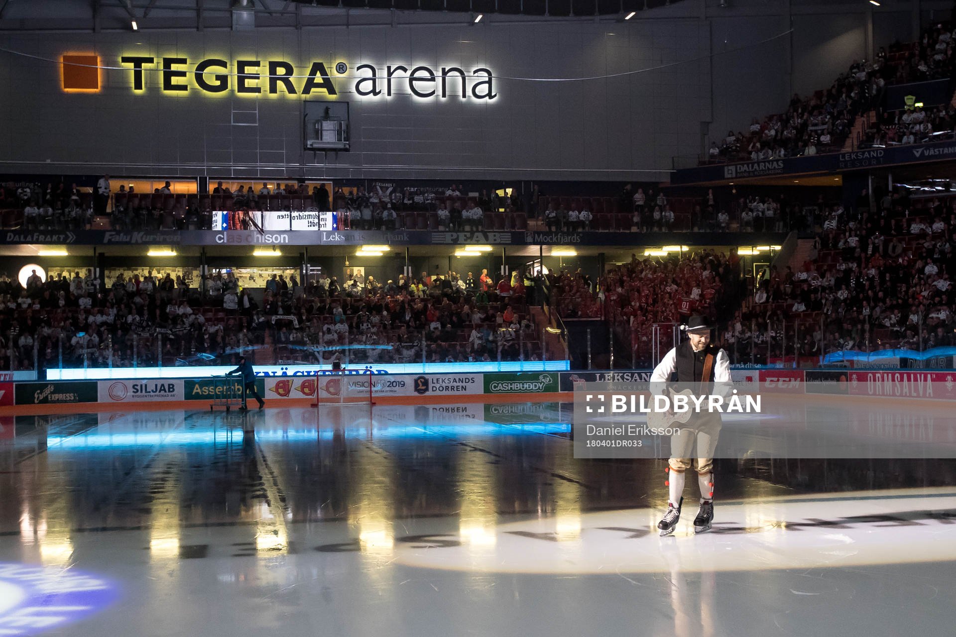 Stiko Per Larsson spelar innan ishockeymatchen i