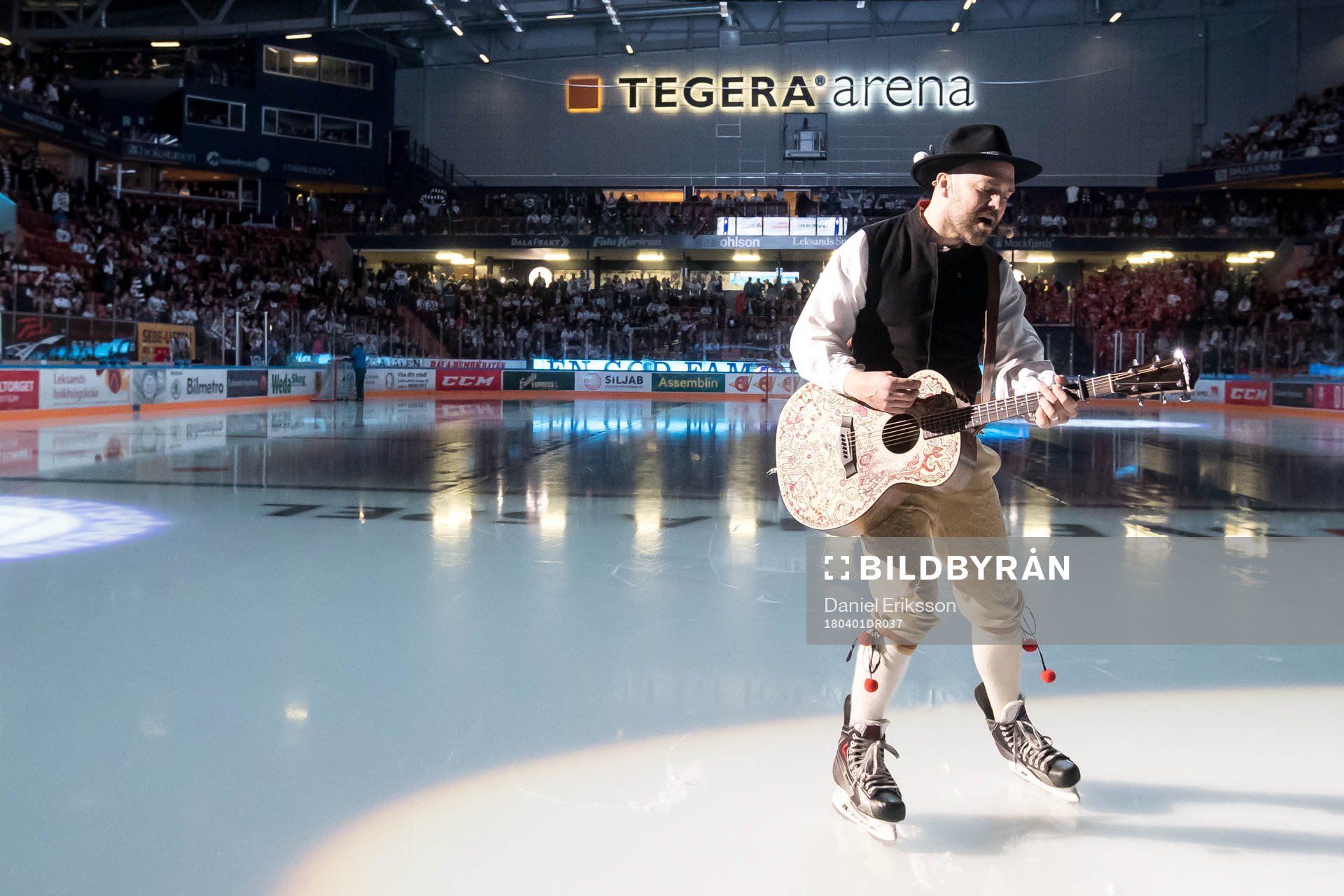 Stiko Per Larsson spelar innan ishockeymatchen i