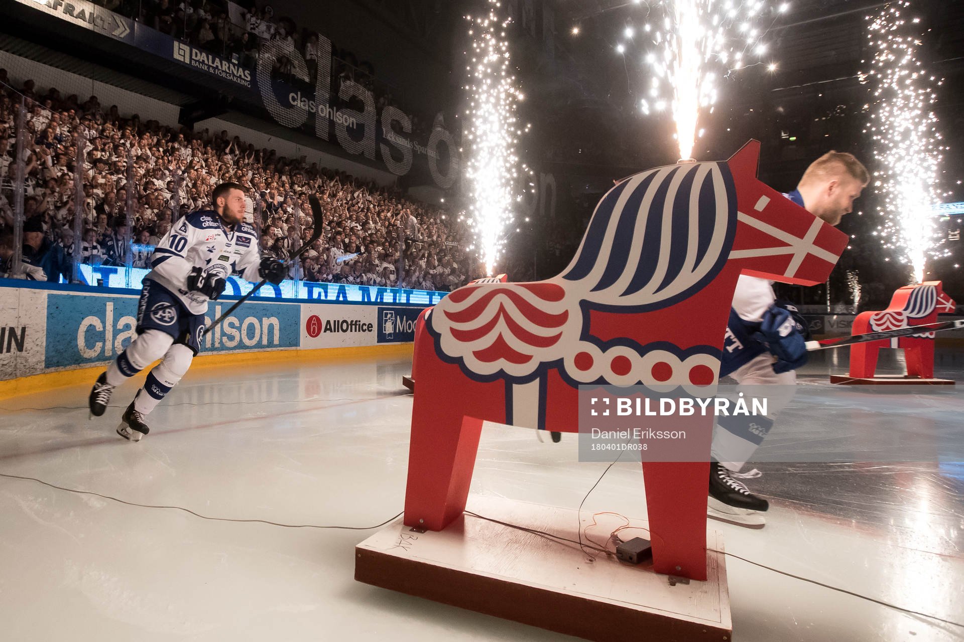 Leksands Matt Carey gör entre i ishockeymatchen i