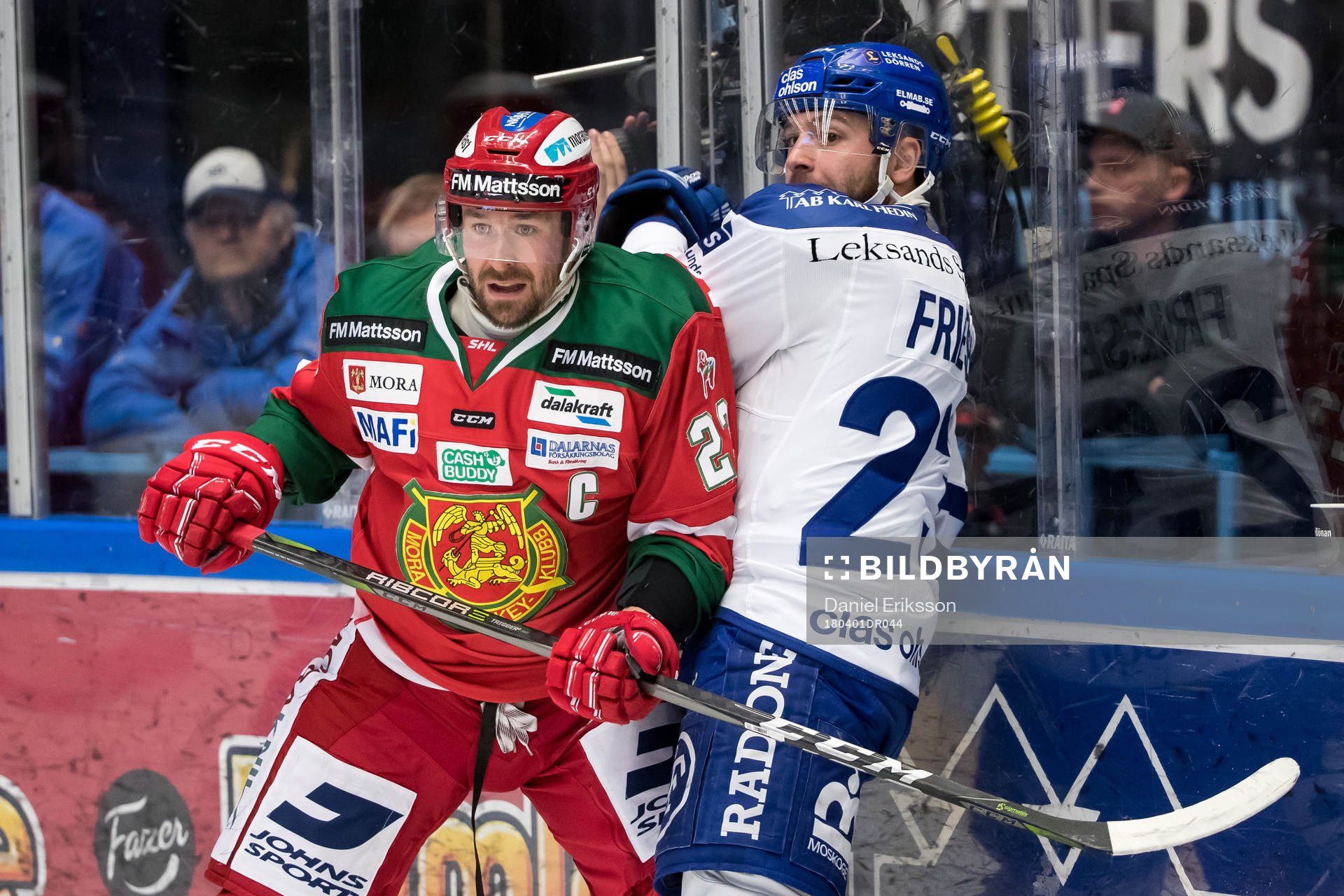 Moras Tomas Skogs och Leksands Alex Friesen  i