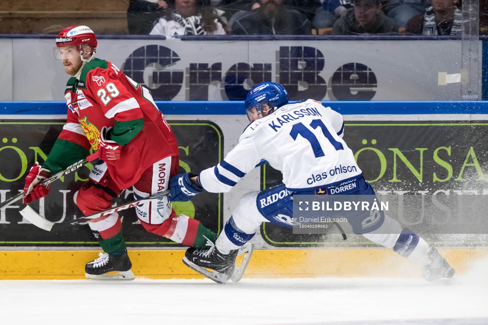 Leksands Martin Karlsson jagar Moras Marcus Fagerudd  i